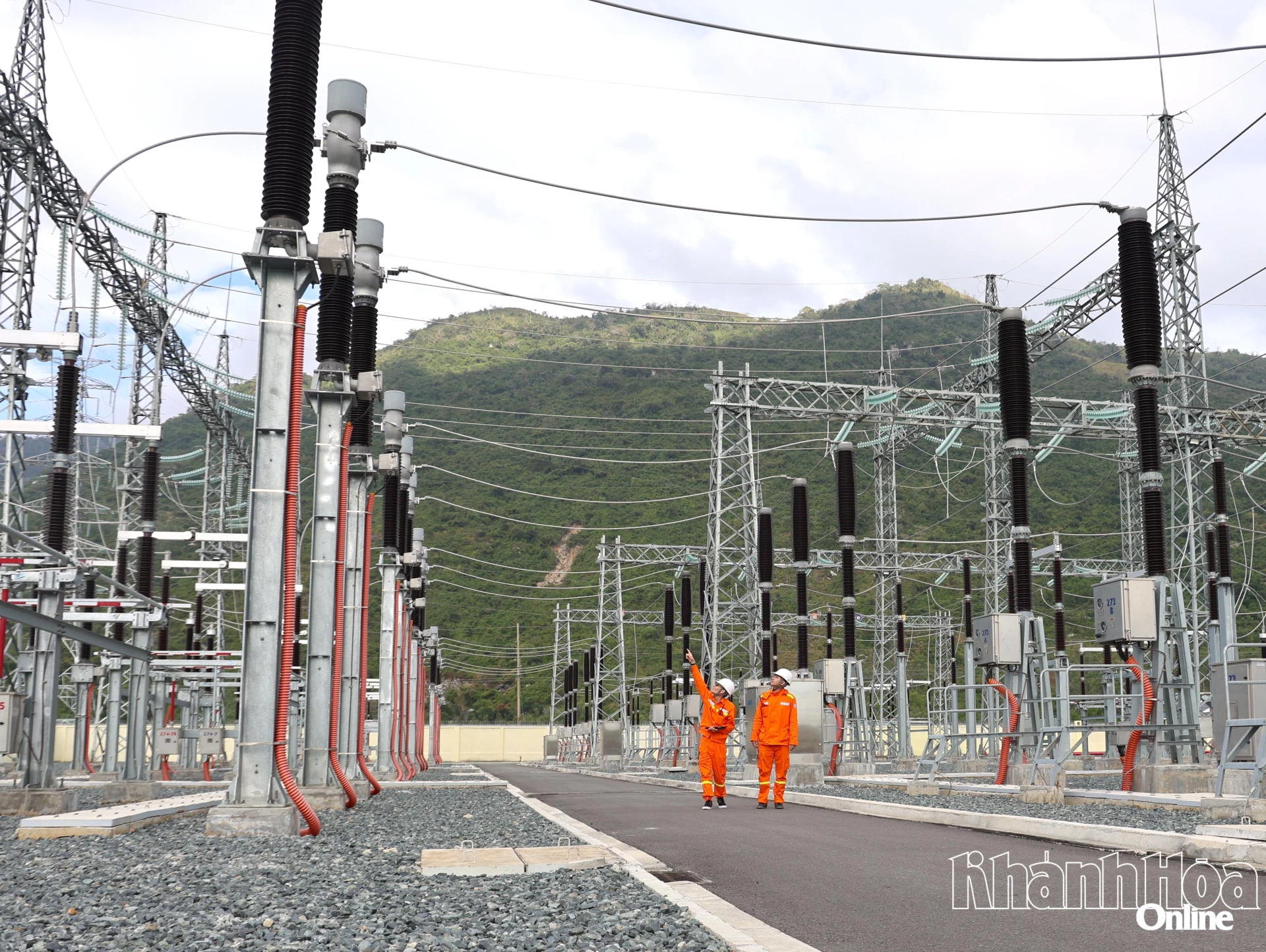 Kiểm tra công tác vận hành tại Trạm biến áp 220kV Vân Phong.