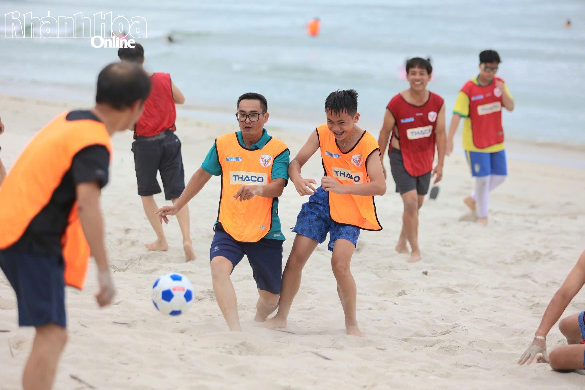 Chơi bóng đá trên bãi biển Nha Trang. Ảnh: BÁ DUY