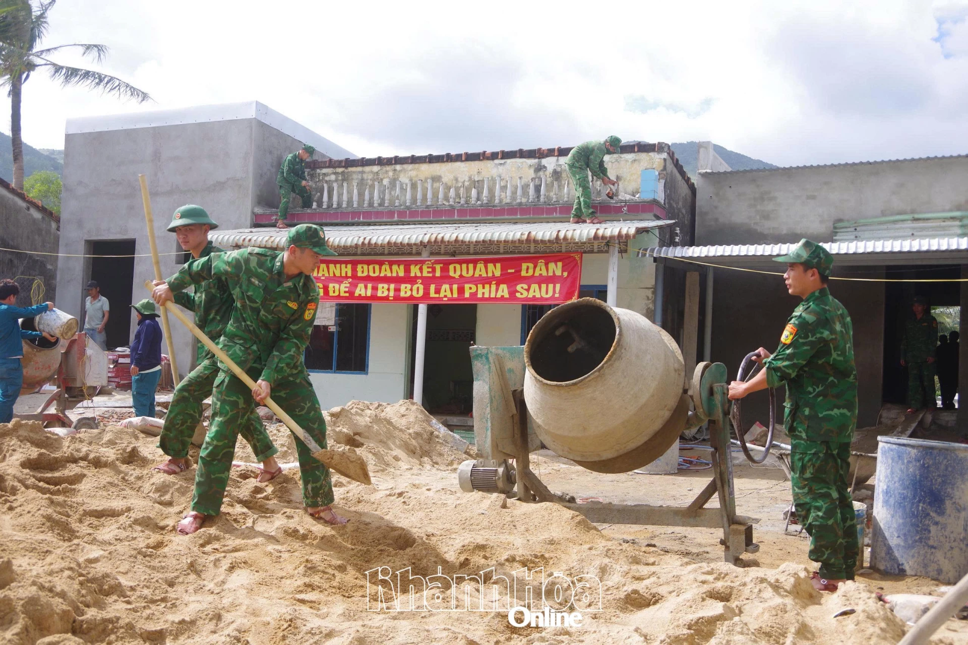 Cán bộ, chiến sĩ Bộ đội Biên phòng tỉnh xây nhà cho người dân có nhà bị sập trong đợt mưa lũ cuối năm 2025.