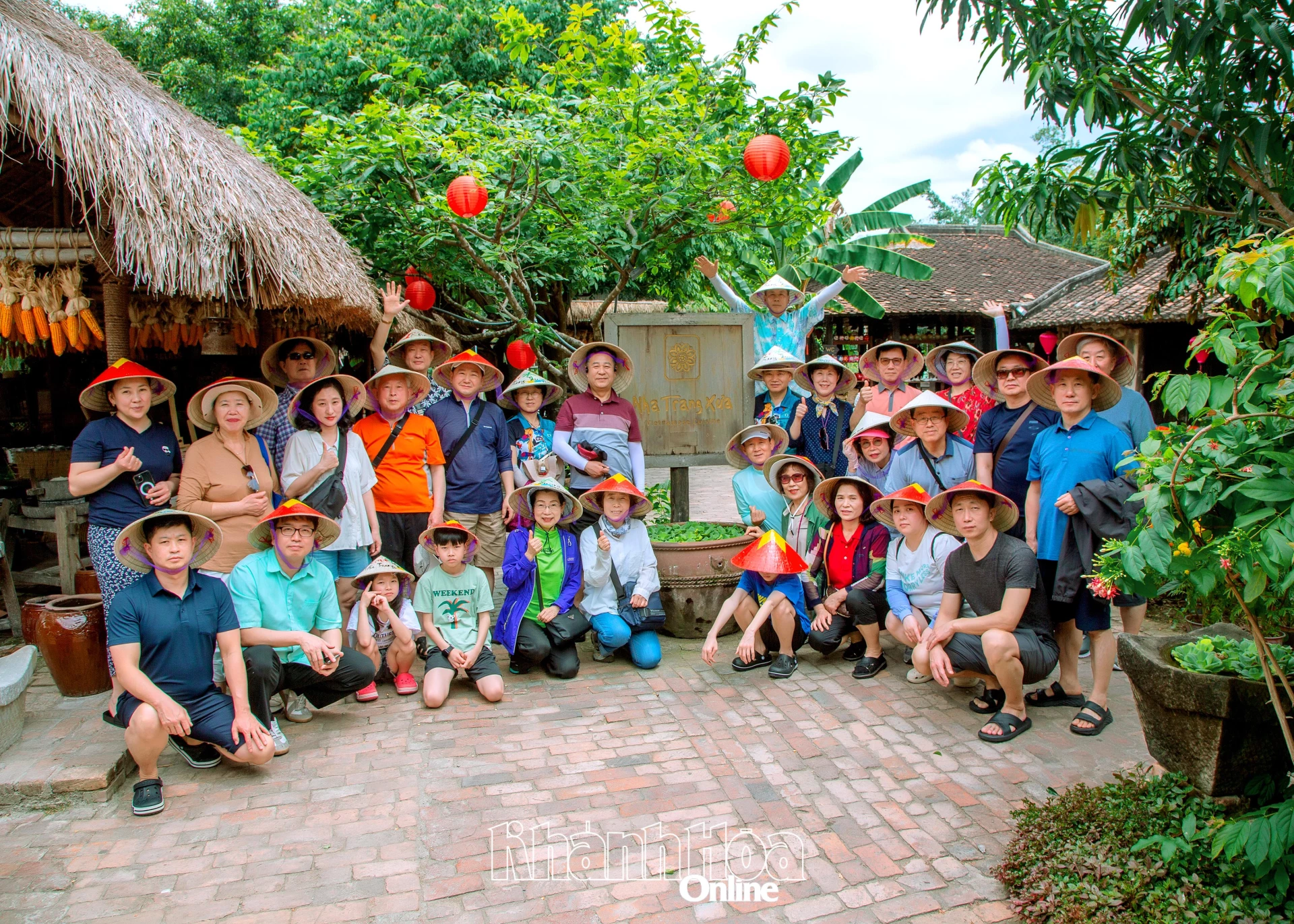 Khách Hàn Quốc tham quan Làng nghề Nha Trang Xưa. Ảnh: Nhatrangtourist.