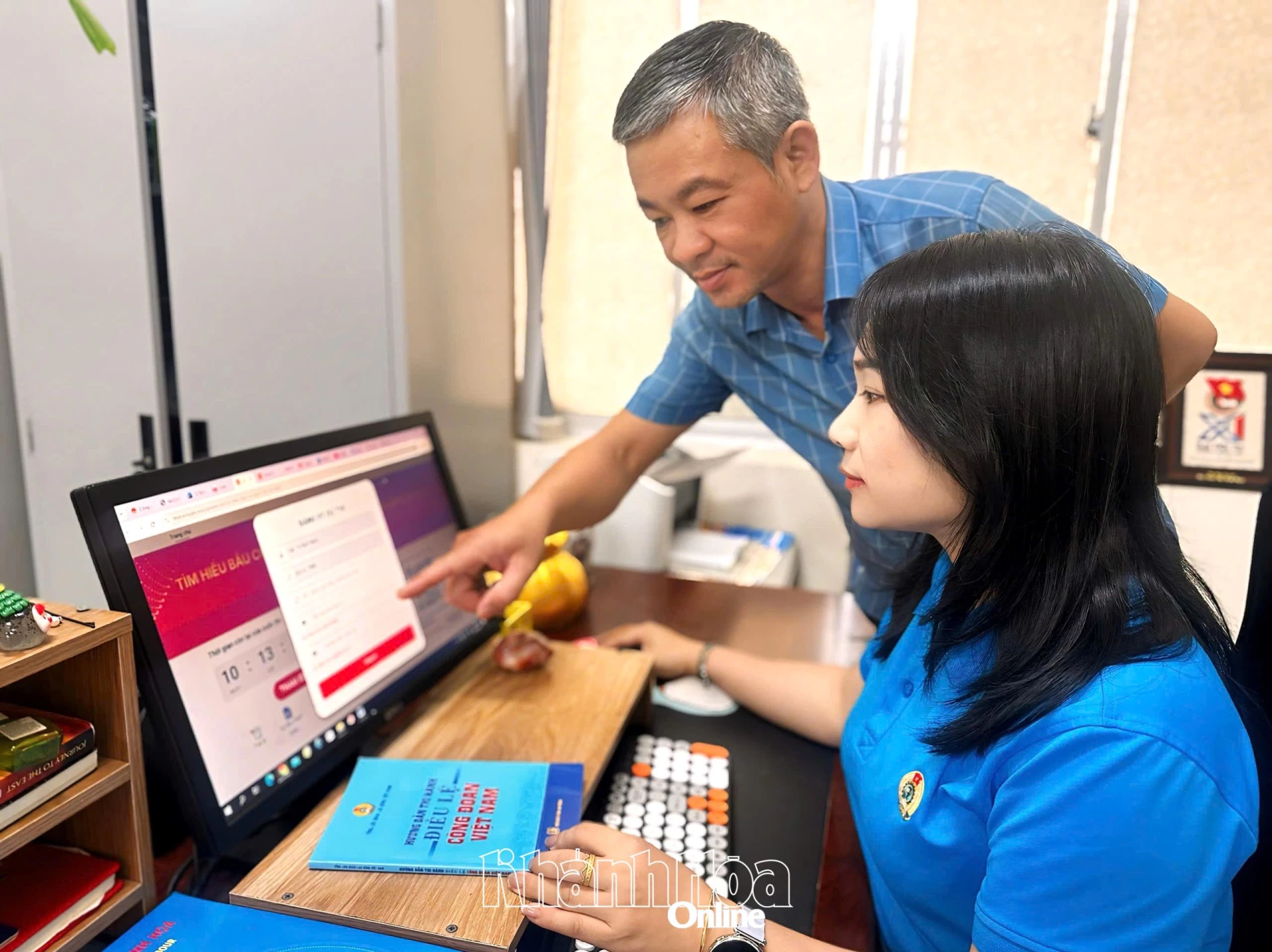 Các cán bộ công đoàn tham gia cuộc thi trực tuyến tìm hiểu bầu cử.