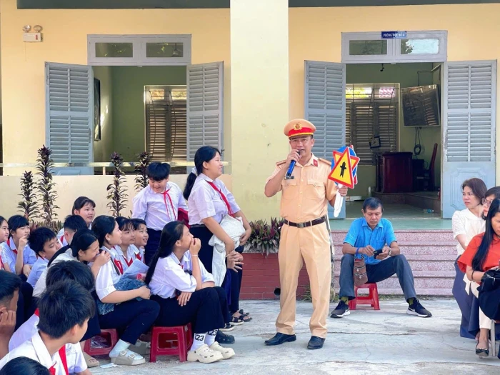 Tuyên truyền, phổ biến pháp luật trật tự an toàn giao thông cho học sinh và giáo viên