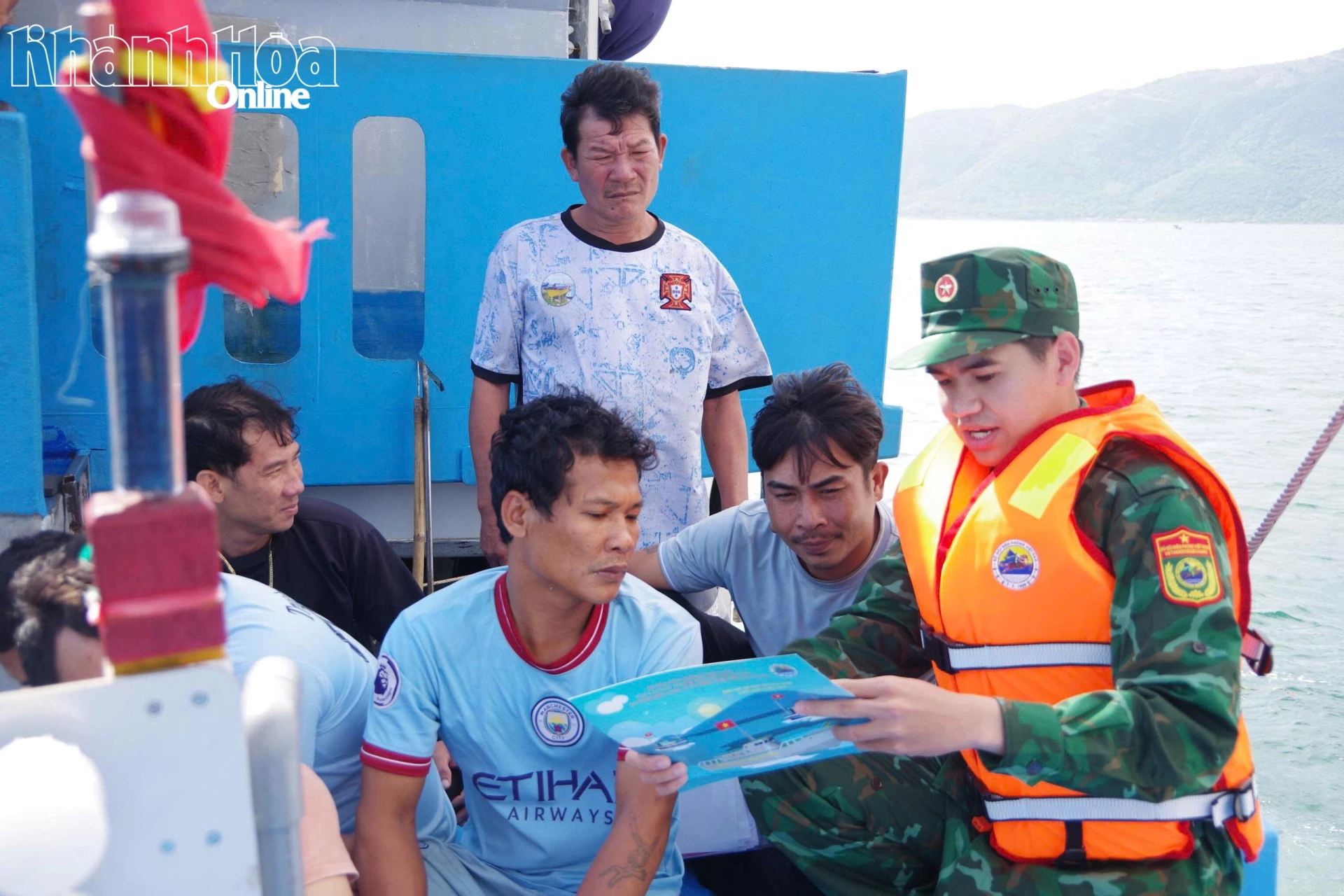 Tổ công tác Bộ đội Biên phòng tỉnh tuyên truyền pháp luật cho ngư dân hoạt động trên biển.