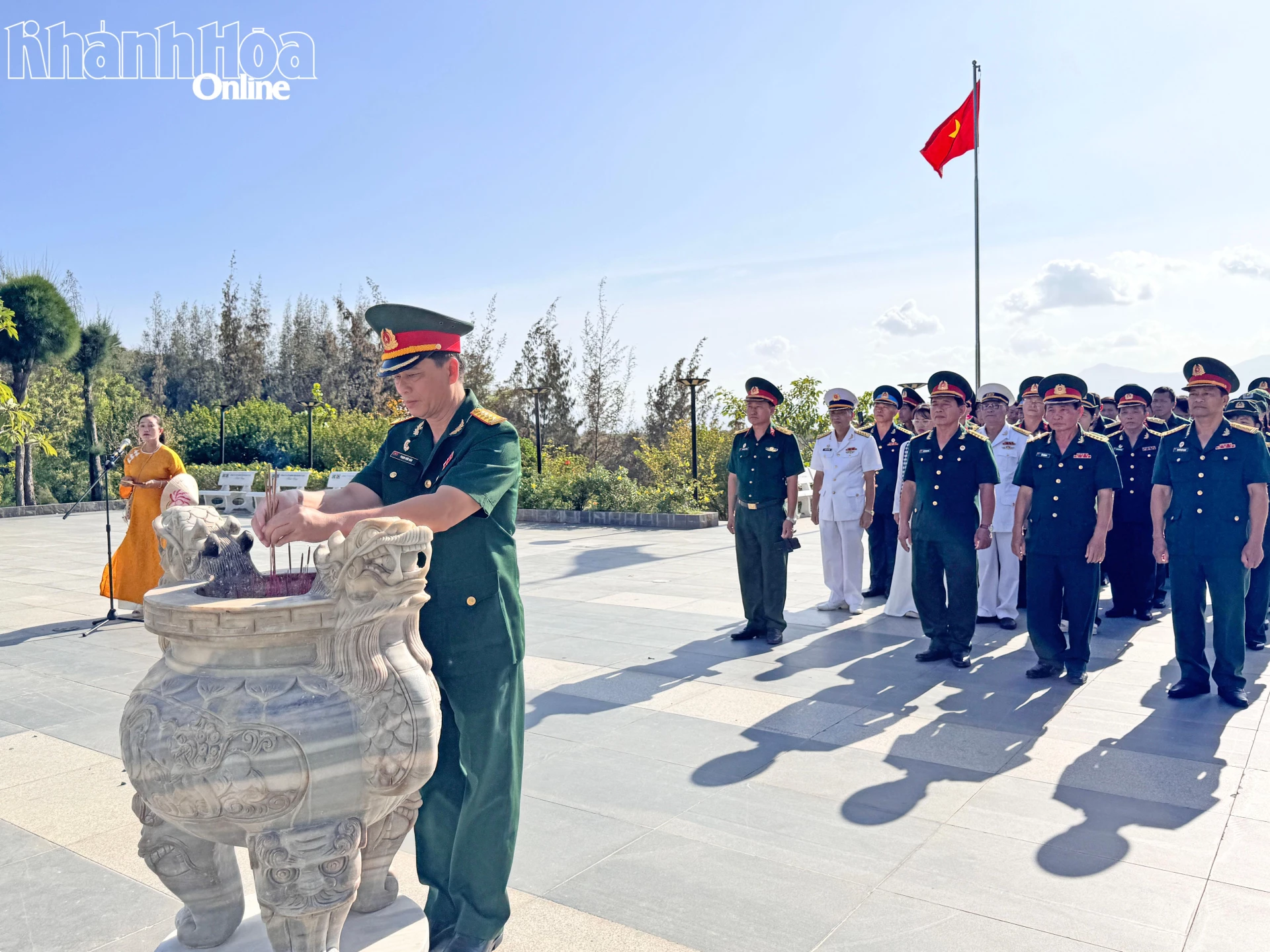 Đoàn cựu chiến binh Cụm thi đua số 2, Hội Cựu chiến binh tỉnh đến dâng hương, dâng hoa tại Khu tưởng niệm chiến sĩ Gạc Ma.