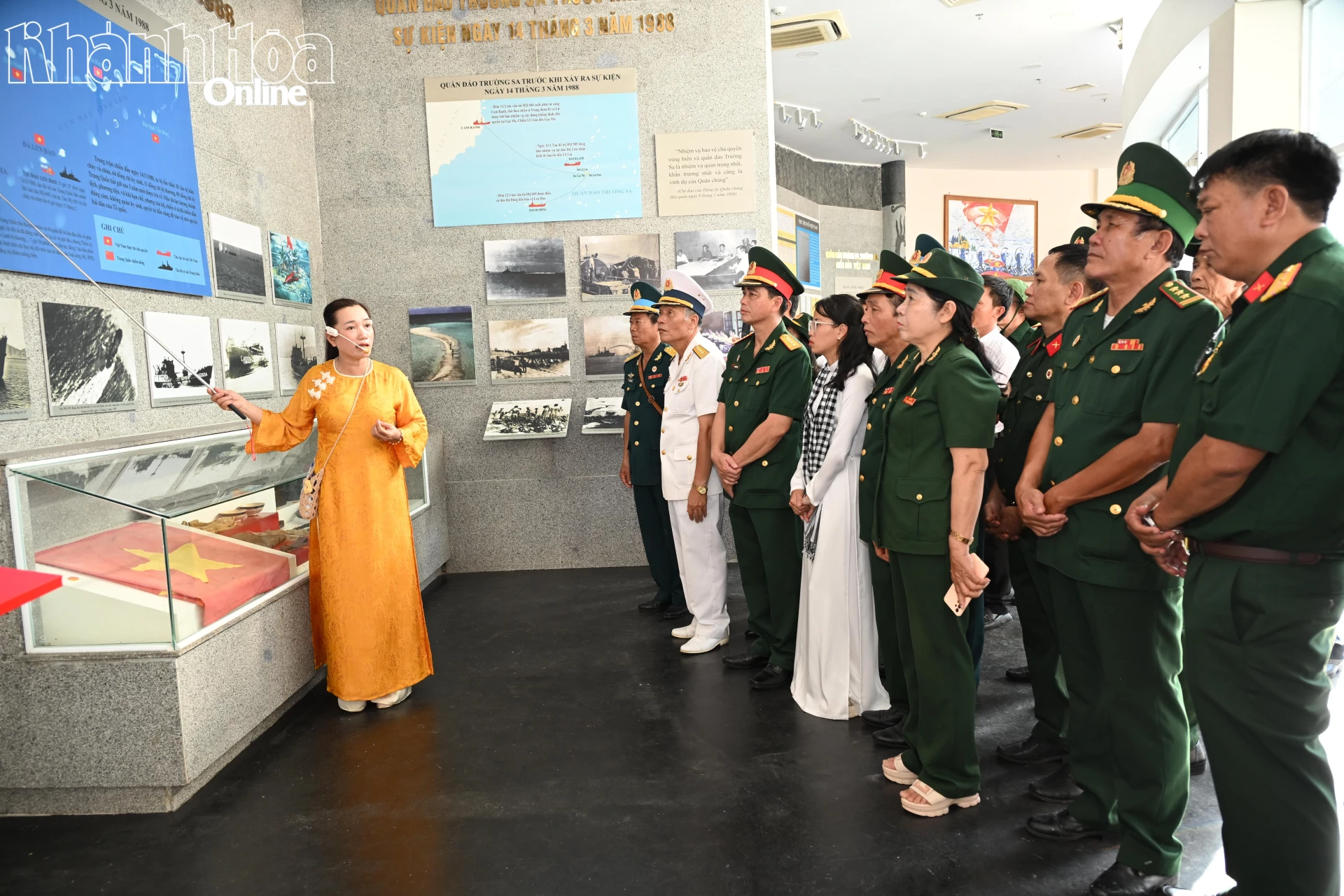 Các cựu chiến binh nghe thuyết minh viên kể về sự kiện ngày 14-3-1988.