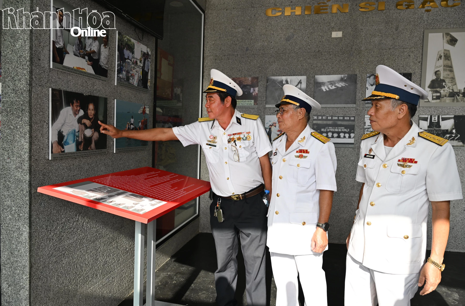 Cựu chiến binh Nguyễn Văn Dũng kể về tấm ảnh của mình bên một người mẹ liệt sĩ Gạc Ma được trưng bày tại Khu tưởng niệm chiến sĩ Gạc Ma.