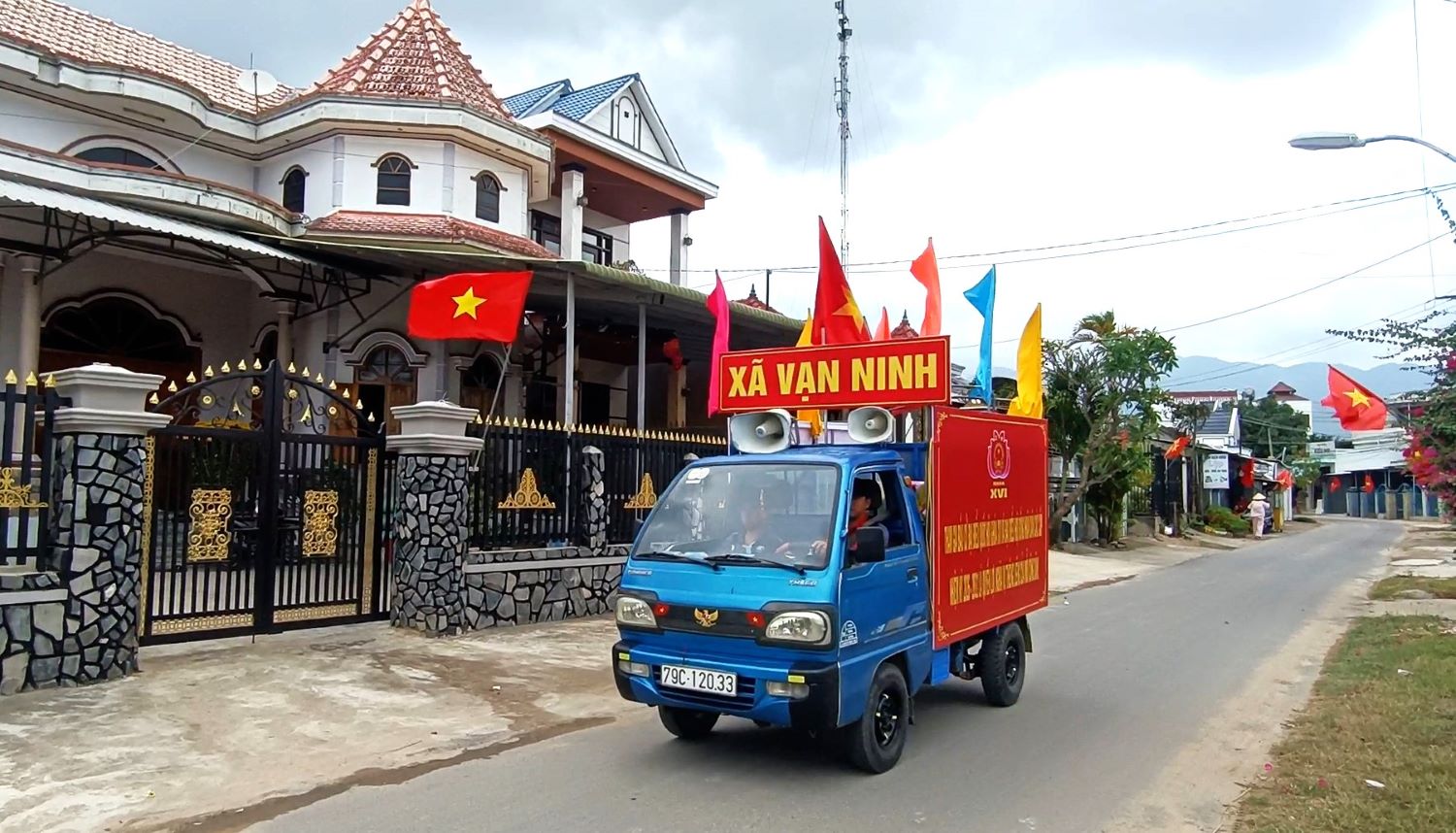 Tổ chức tuyên truyền lưu động về bầu cử tại thôn Phú Cang 1.