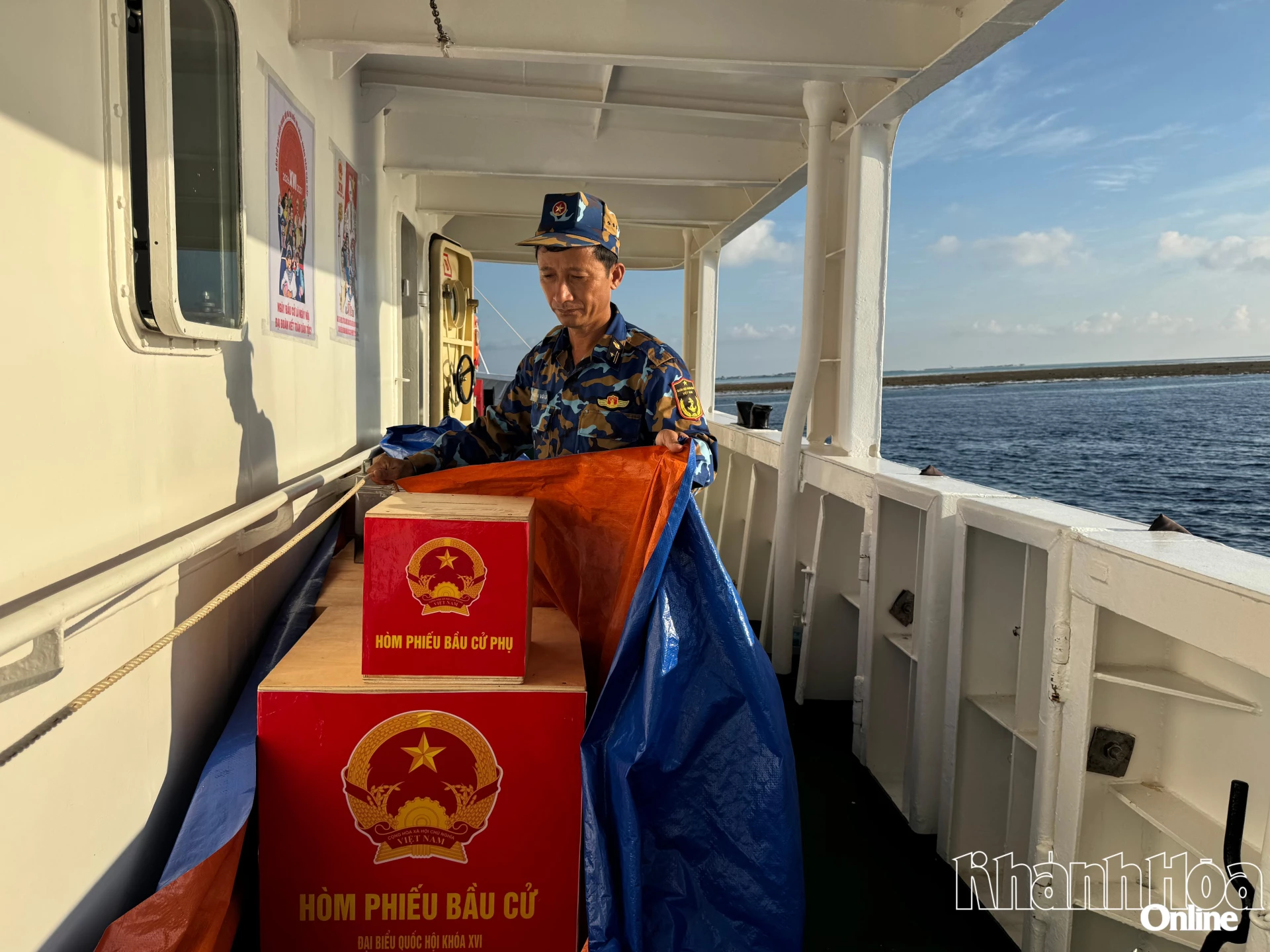 Hòm phiếu được chằng bọc đảm bảo an toàn trên tàu.