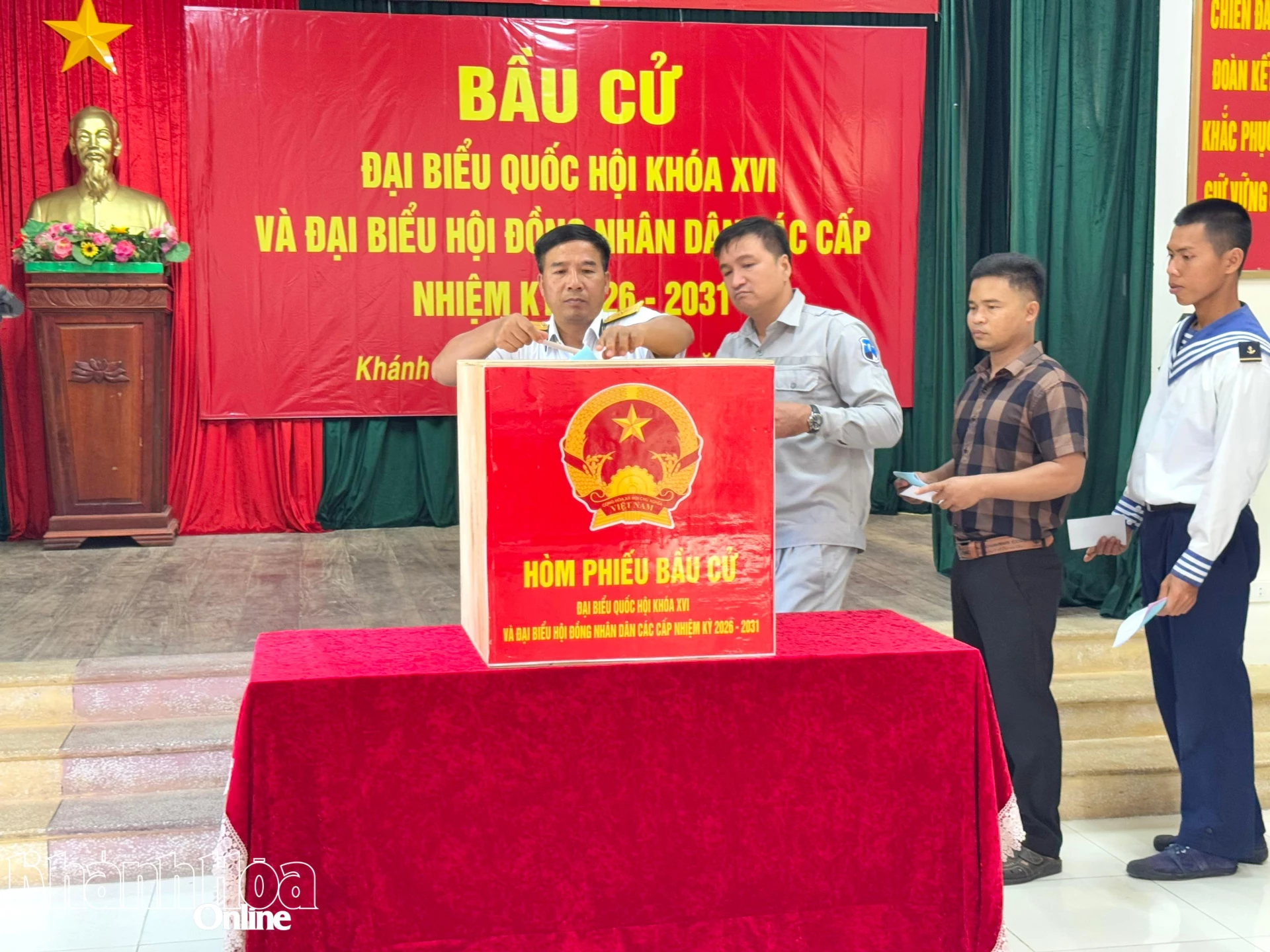 Cán bộ, chiến sĩ và Nhân dân đảo Sinh Tồn bỏ phiếu bầu cử.