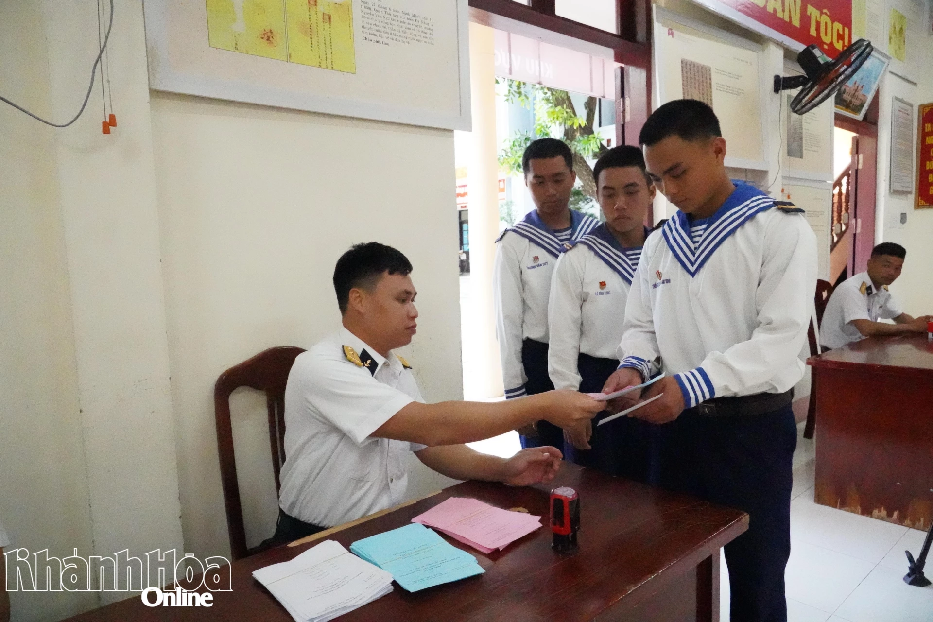 Các chiến sĩ nhận phiếu bầu đại biểu Quốc hội và HĐND các cấp.