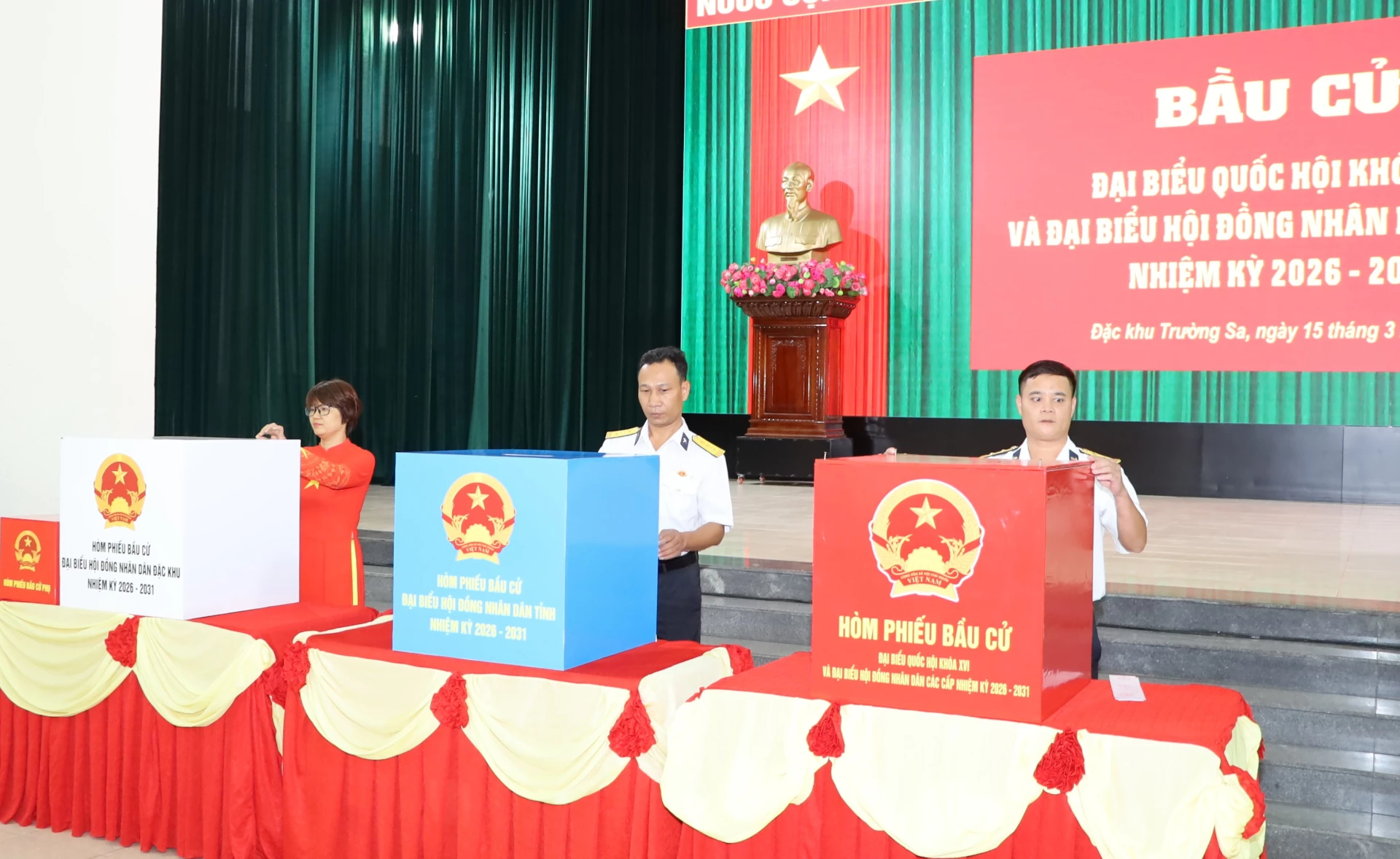 Thành viên Tổ bầu cử số 1 đặc khu Trường Sa kiểm tra hòm phiếu trước khi bầu cử. Ảnh: Văn Giang.