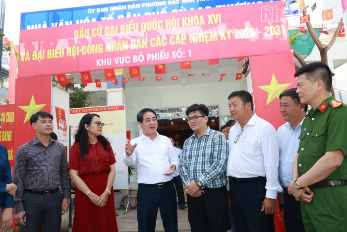 Bí thư Tỉnh ủy Nghiêm Xuân Thành kiểm tra công tác bầu cử tại phường Bắc Nha Trang