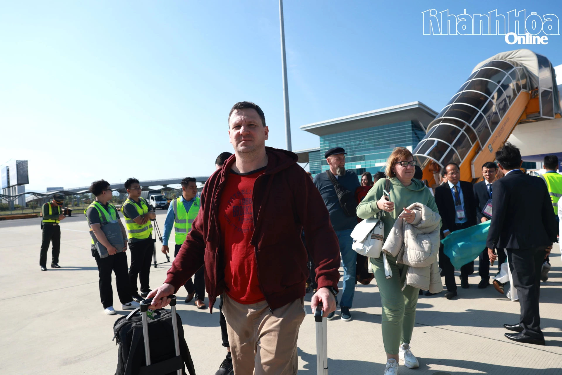 Du khách Belarus xuống sân bay Cam Ranh, bắt đầu hành trình khám phá du lịch Khánh Hòa