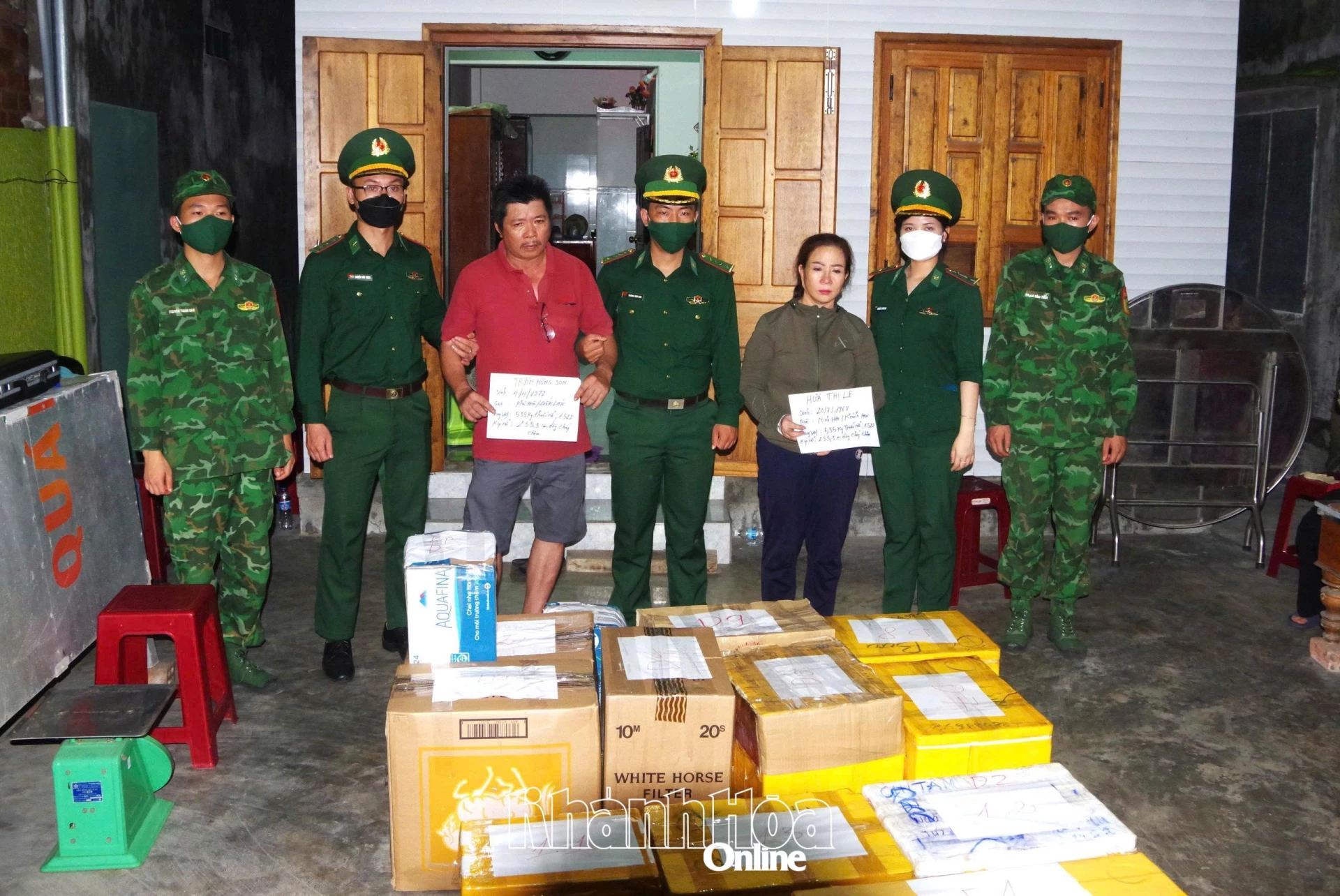 Lực lượng chuyên trách phòng, chống tội phạm của Bộ đội Biên phòng tỉnh bắt giữ các đối tượng và tang vật trong đường dây vận chuyển, mua bán vật liệu nổ trái phép.