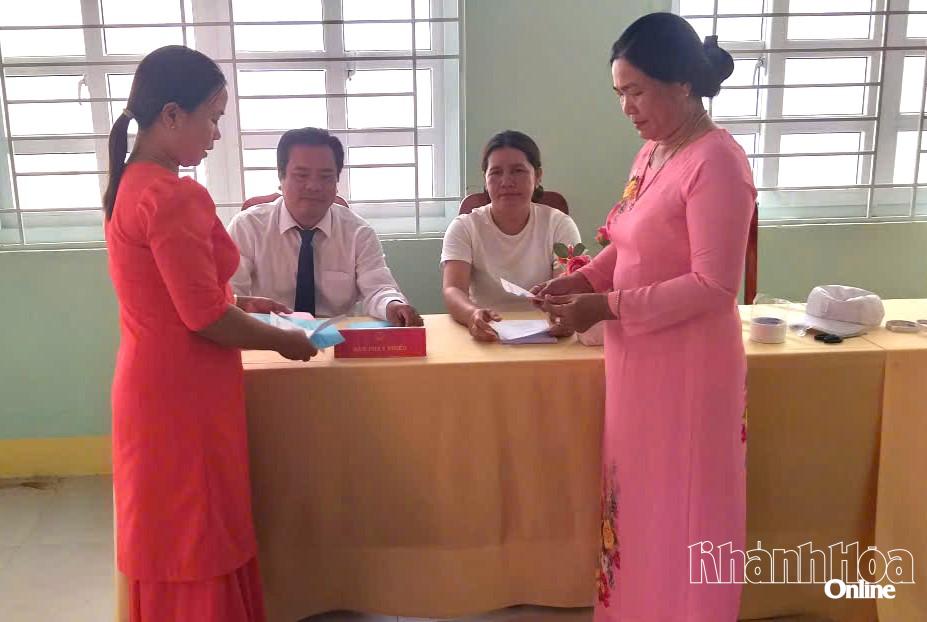 Tổ bầu cử số 09 thôn An Nhơn, (xã Xuân Hải) đang tập vận hành công tác bầu cử