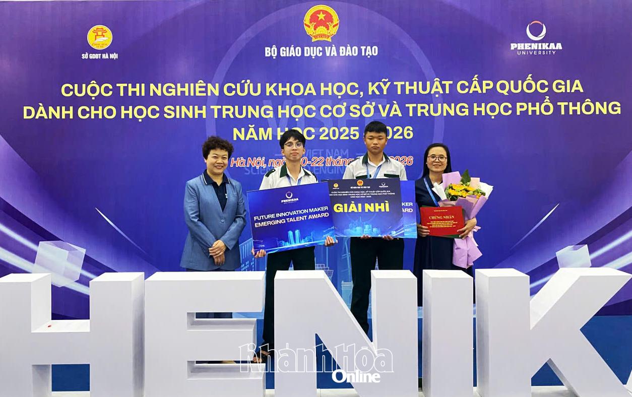 Em Chen Vĩnh Kỳ (bên phải) và Mai Gia Đạt (bên trái) chụp hình lưu niệm cùng các giáo viên.