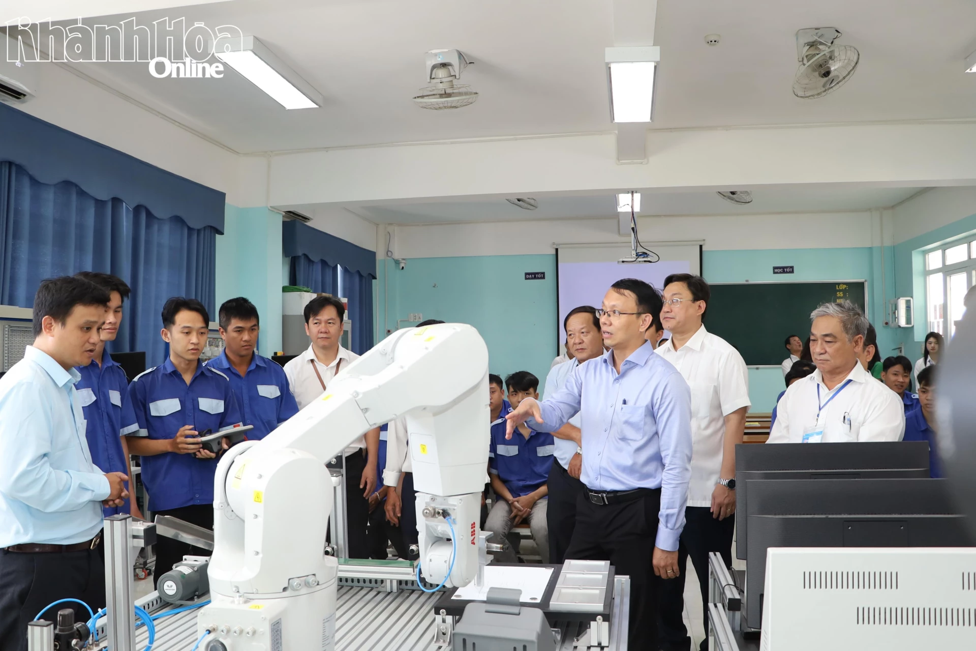 Đồng chí Nguyễn Thanh Hà - Phó Chủ tịch UBND tỉnh tham quan khu học thực hành công nghệ bán tự động của trường.