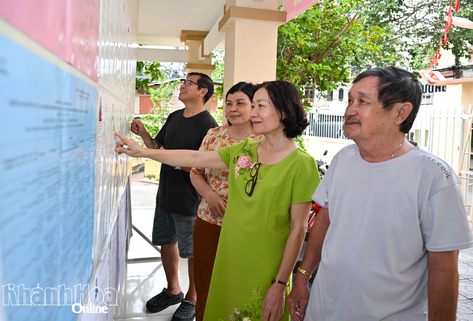 Người dân Tổ dân phố Vạn Phương 1 tìm hiểu tiểu sử, chương trình hành động của các ứng cử viên đại biểu Quốc hội và đại biểu HĐND các cấp.