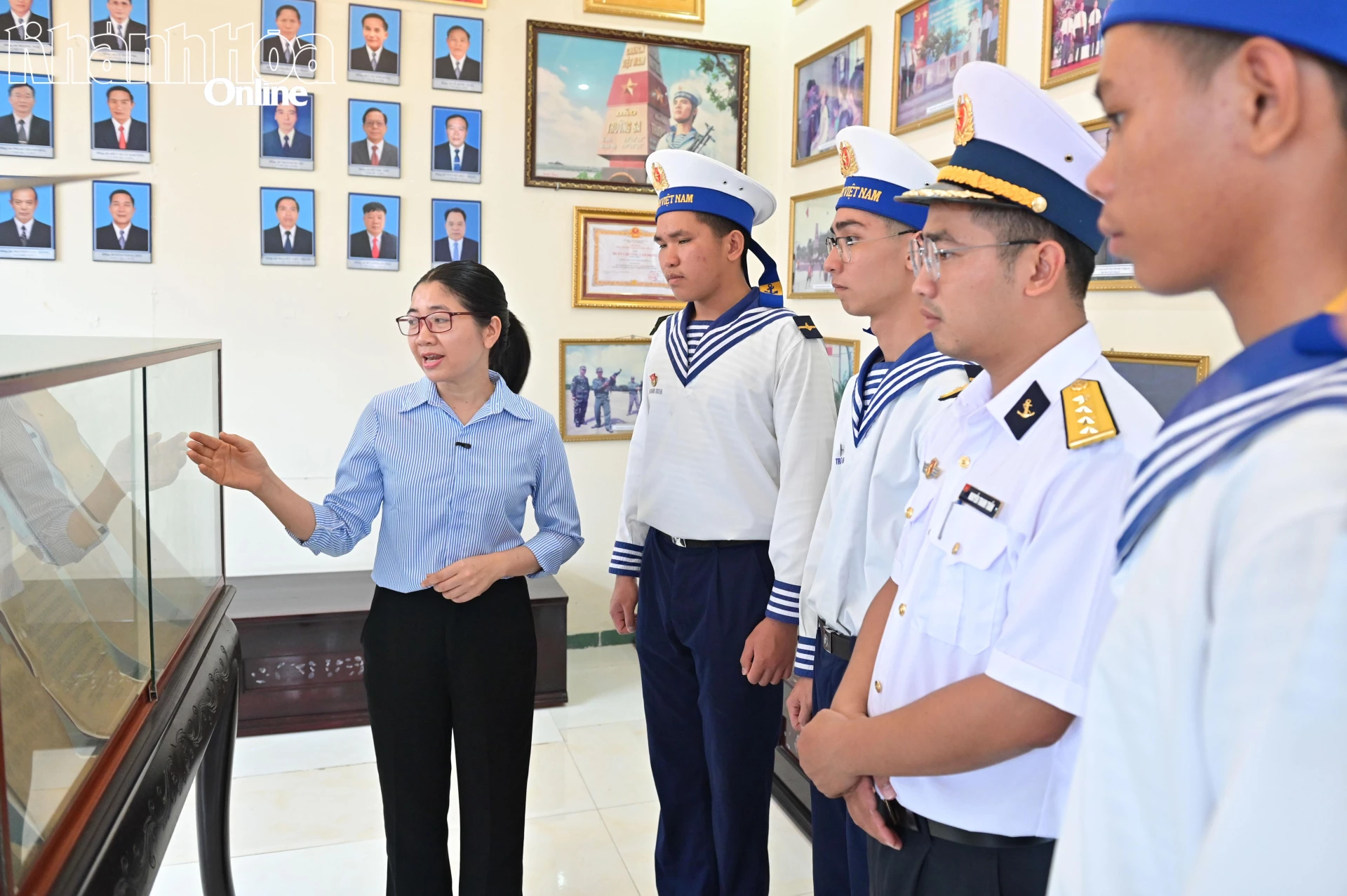 Cán bộ, chiến sĩ Lữ đoàn 146 học tập truyền thống tại Nhà truyền thống đặc khu Trường Sa.