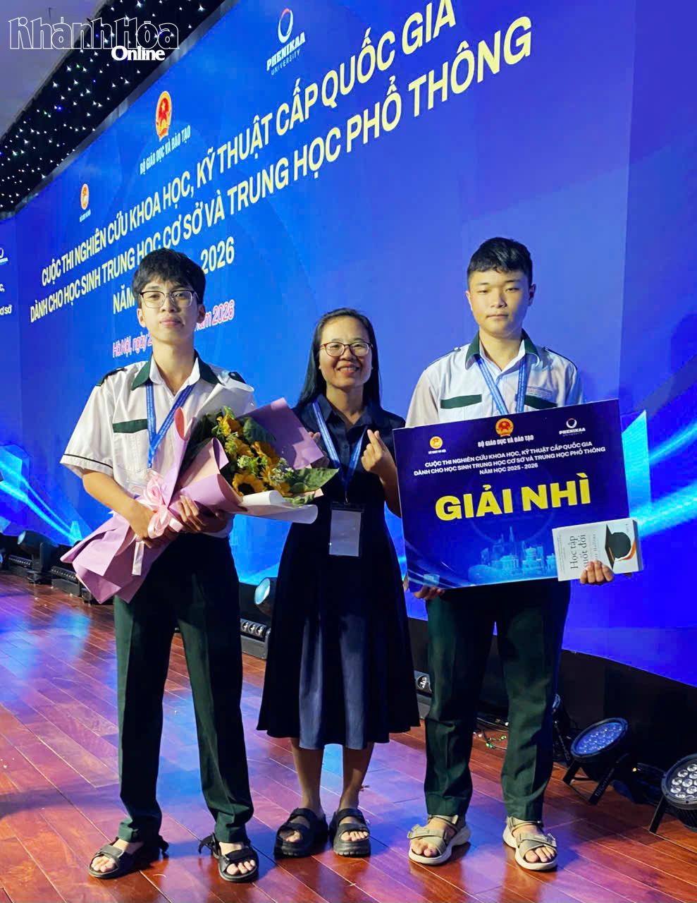 Em Chen Vĩnh Kỳ (bên phải), Mai Gia Đạt (bên trái) và giáo viên hướng dẫn Nguyễn Thị Thu Mây chụp hình lưu niệm.