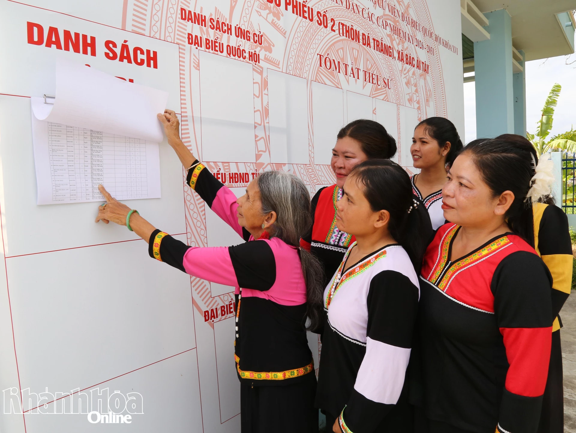 Người dân xã Bác Ái Tây xem danh sách cử tri. 