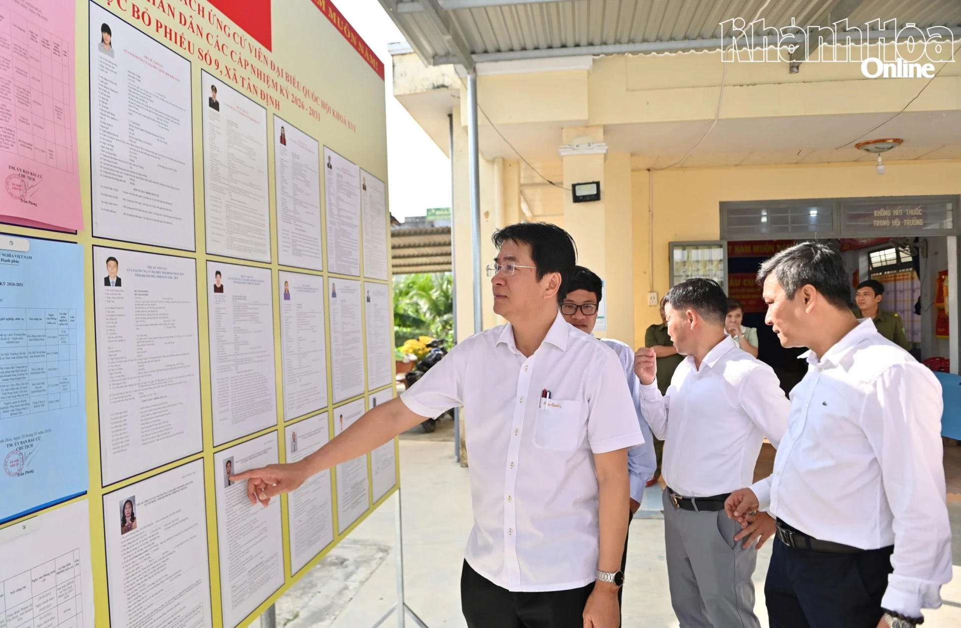 Đồng chí Nguyễn Long Biên kiểm tra tại Khu vực bỏ phiếu số 21, xã Tân Định.