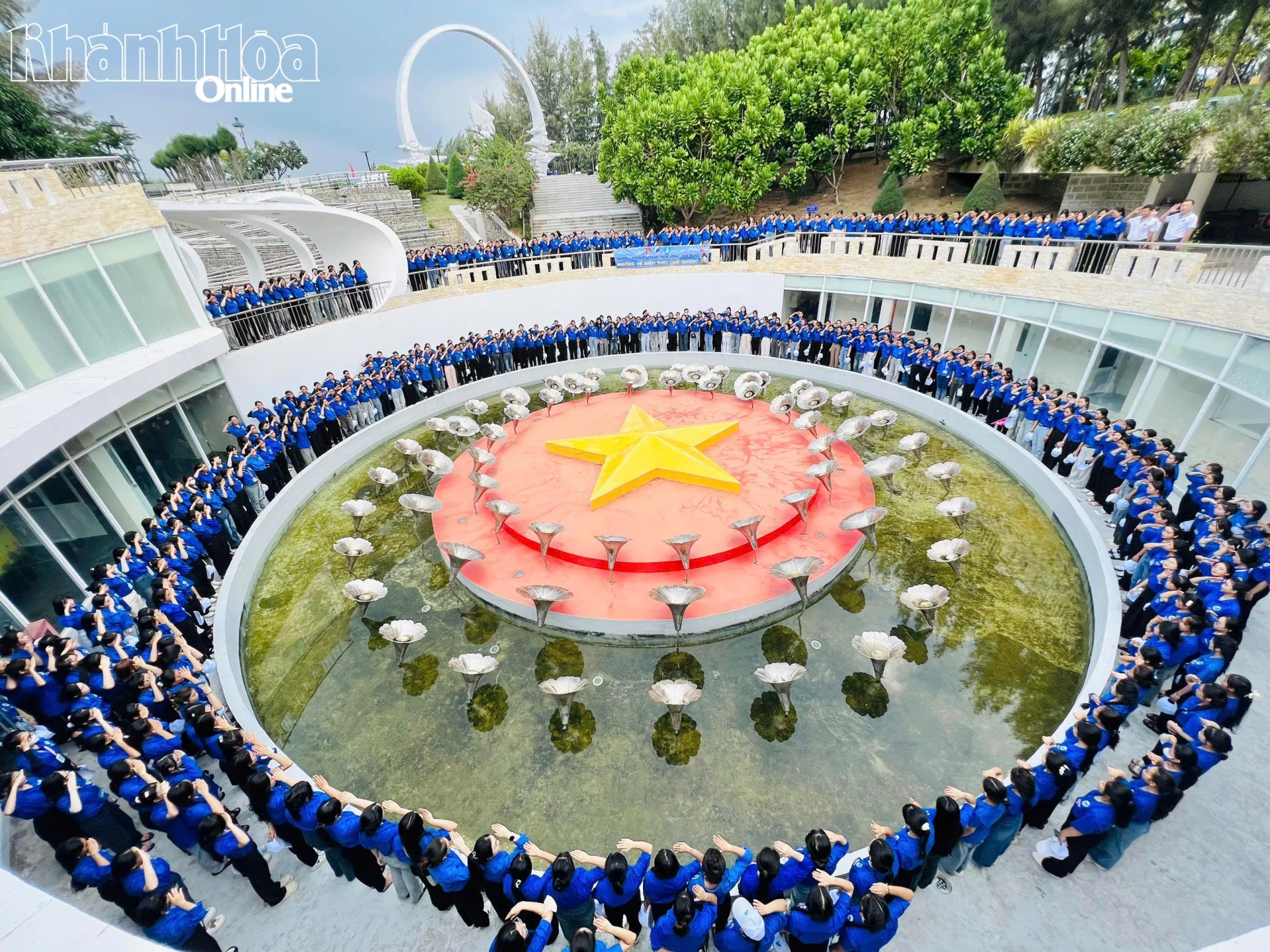 Trường Cao đẳng Sư phạm Trung ương - Nha Trang tổ chức hoạt động về nguồn giáo dục truyền thống cho sinh viên tại Khu tưởng niệm chiến sĩ Gạc Ma. Ảnh: CHÀ MY