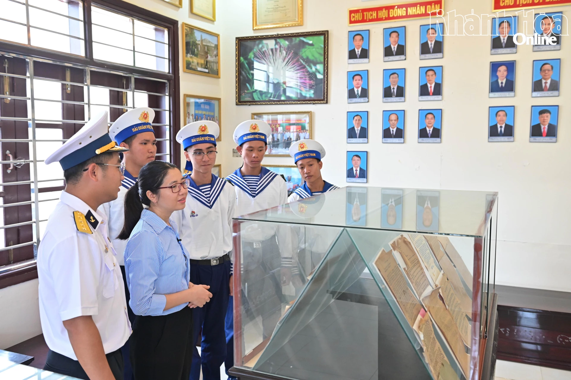 Cán bộ, chiến sĩ Lữ đoàn 146 xem những bức thư của Đảng, Nhà nước, auân đội và cả nước gửi đến Trường Sa sau sự kiện Gạc Ma năm 1988.