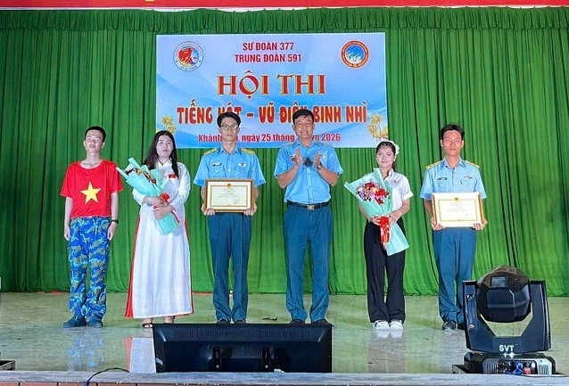 Chỉ huy trao thưởng cho các tập thể, cá nhân đạt giải trong Hội thi.