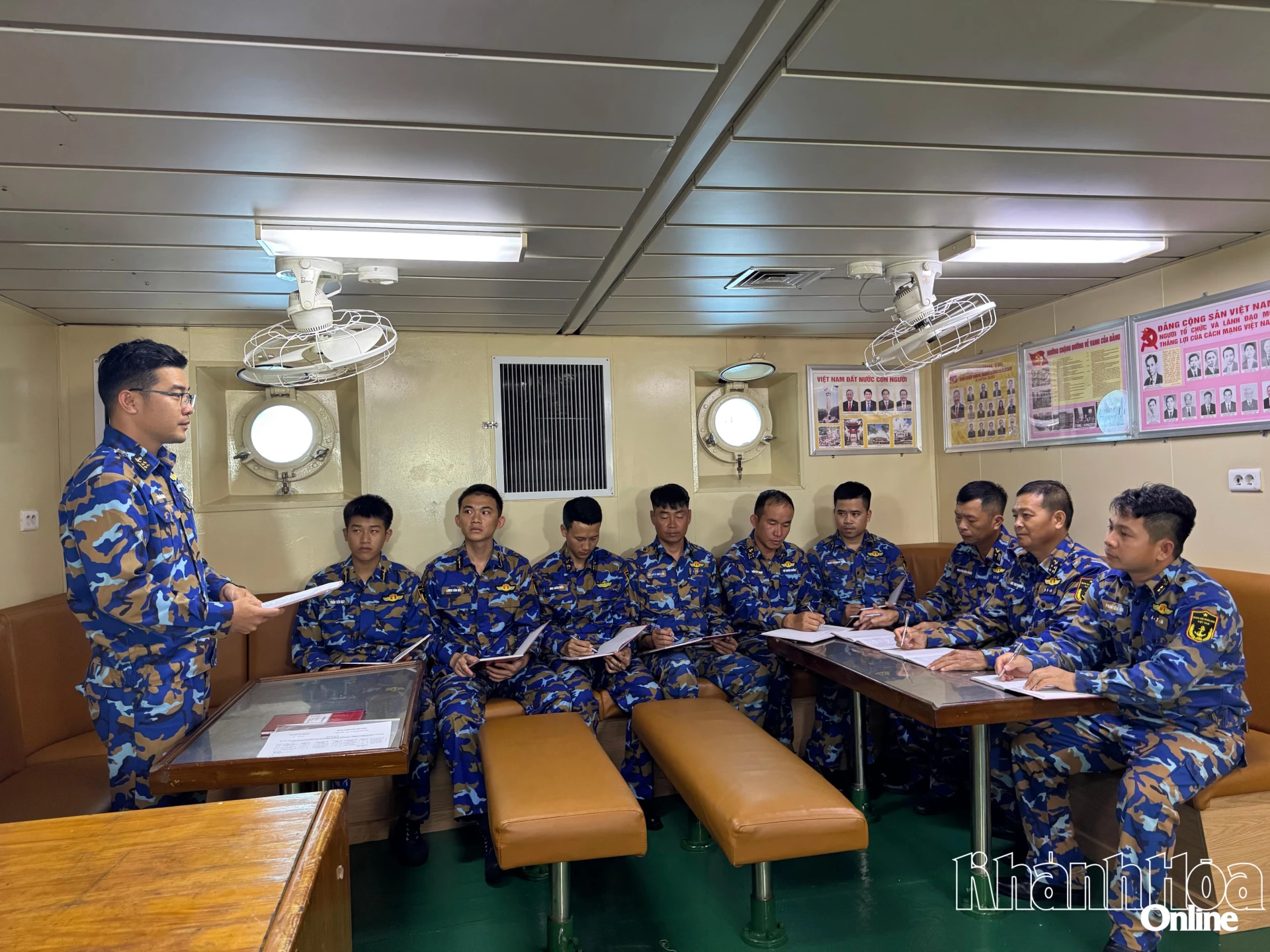 Ban Chỉ huy tàu tuyên truyền quán triệt cán bộ, chiến sĩ về phục vụ công tác bầu cử trên chuyến tàu.