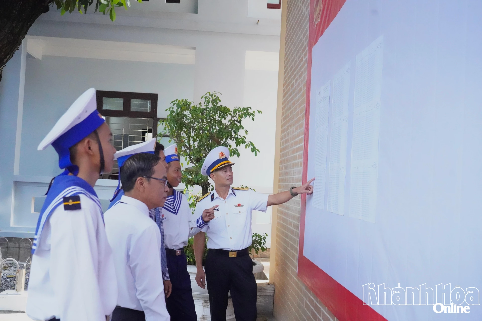 Cán bộ, chiến sĩ và Nhân dân đảo theo dõi danh sách cử tri.