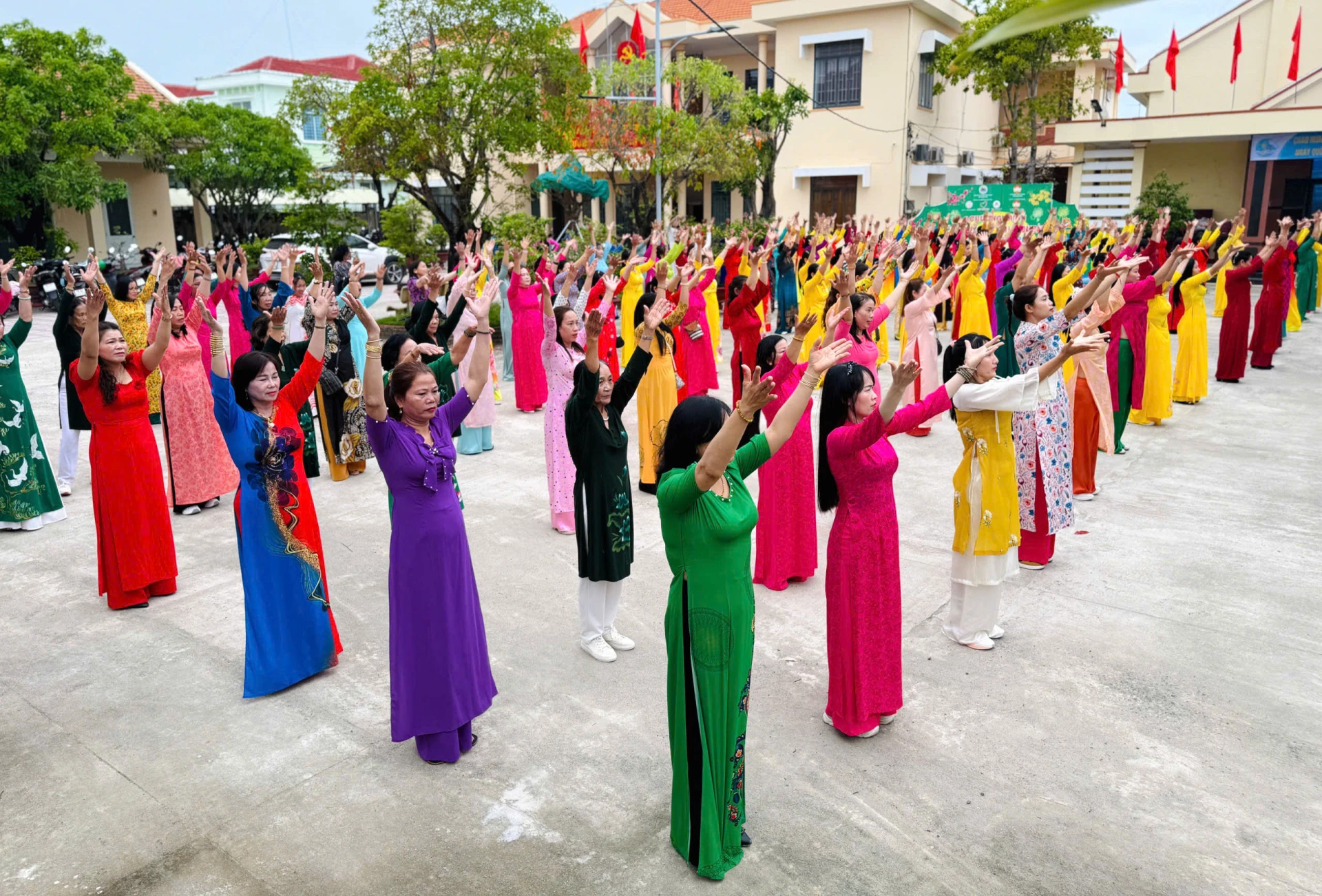 Phụ nữ phường Đông Ninh Hòa đồng diễn dân vũ.