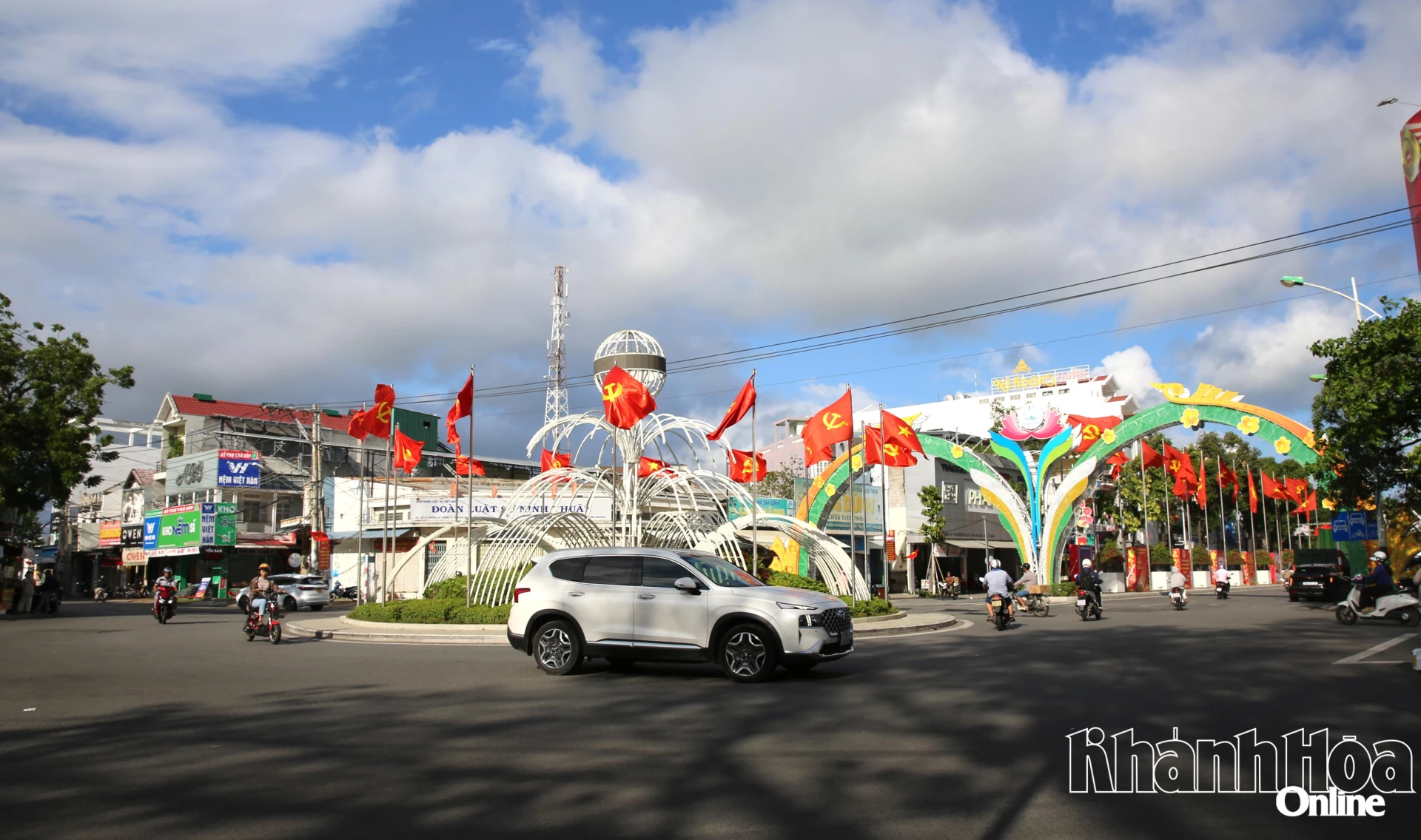 
Vong xoáy đường đi khu du lịch Ninh Chữ-Vĩnh Hy được rực rõ cờ hòa, pa nô khẩu hiệu chào mừng bầu cử.