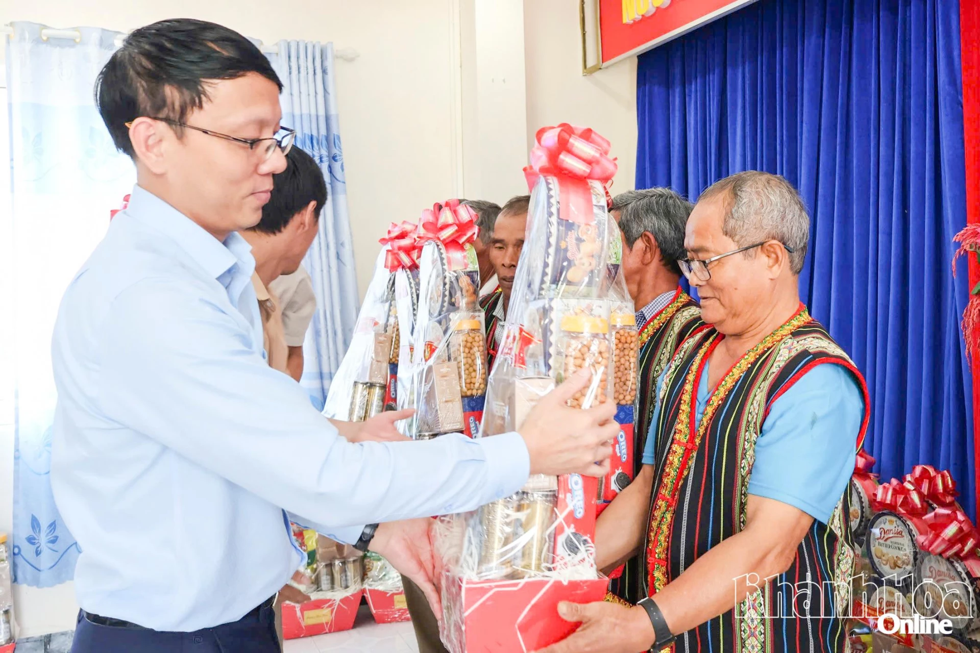 Đồng chí Nguyễn Thanh Hà tặng quà cho người có uy tín các xã khu vực Khánh Vĩnh.