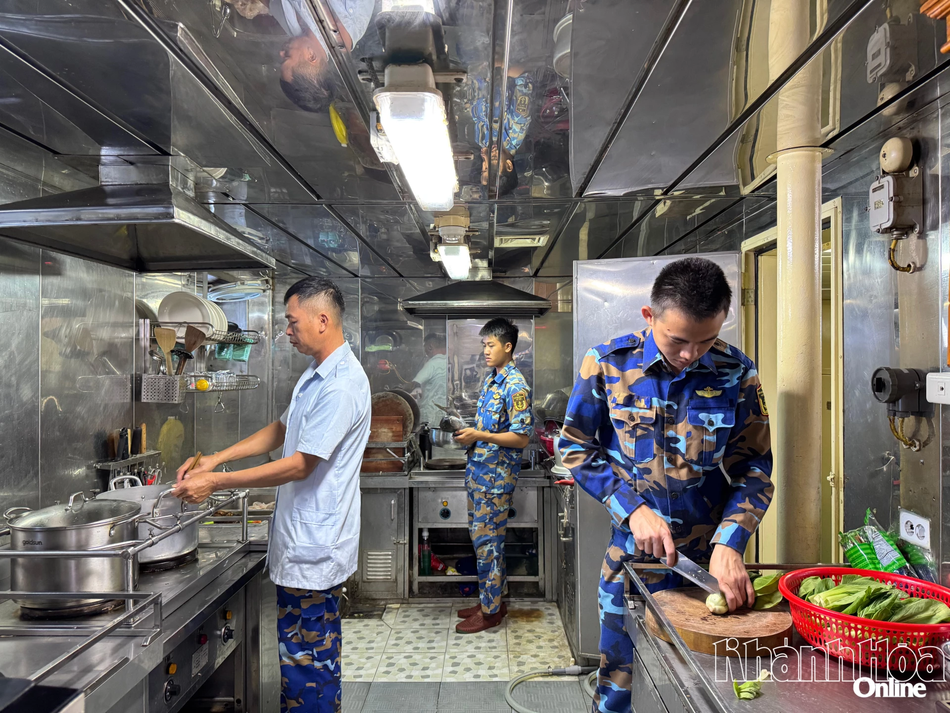 Bếp ăn trên tàu luôn đảm bảo các bữa ăn nóng cho đoàn công tác phục vụ bầu cử.