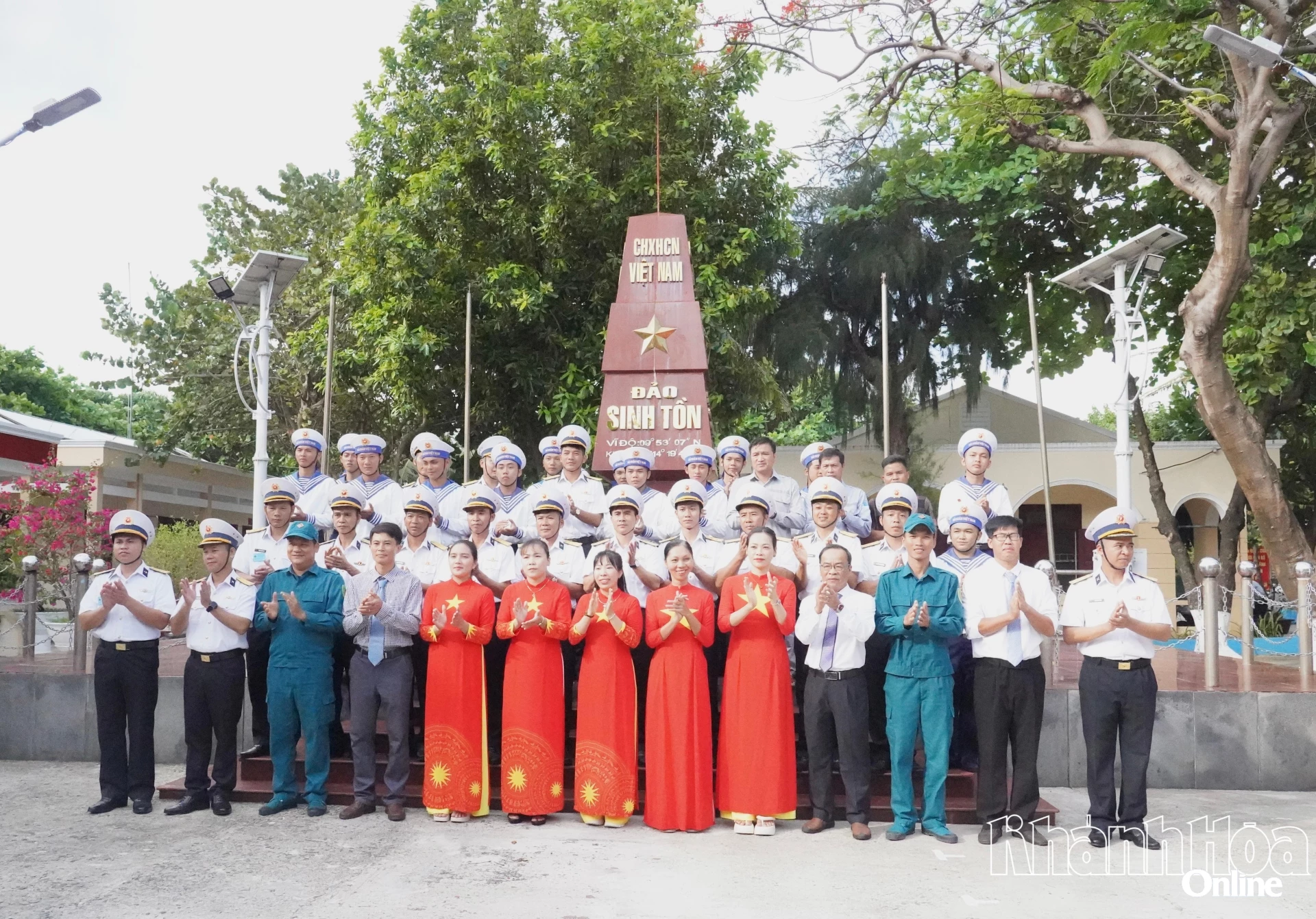 Cán bộ, chiến sĩ và Nhân dân đảo Sinh Tồn chúc cuộc bầu cử thành công tốt đẹp.