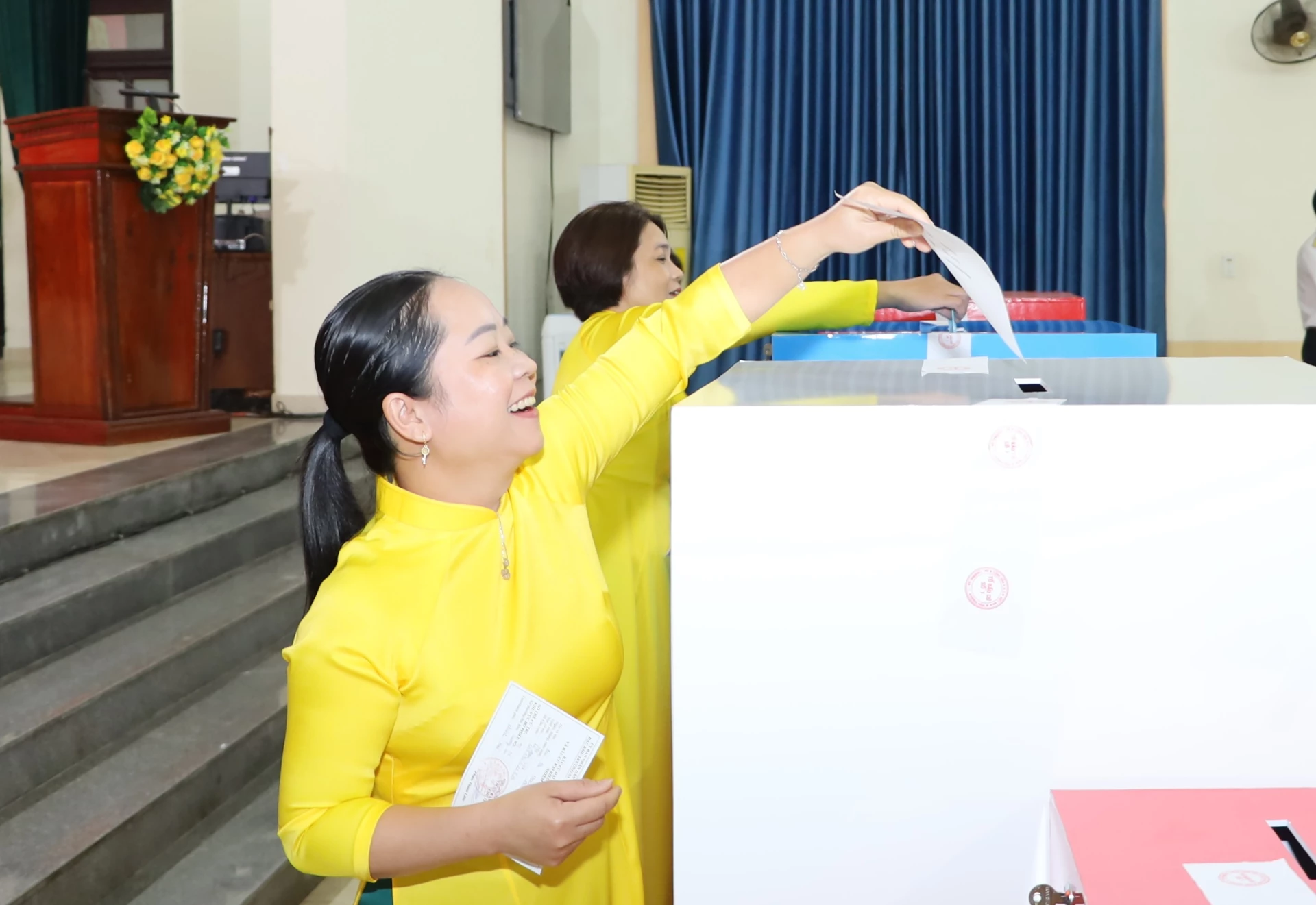 Cử tri đặc khu Trường Sa thực hiện bỏ phiếu bầu. Ảnh: Văn Giang.