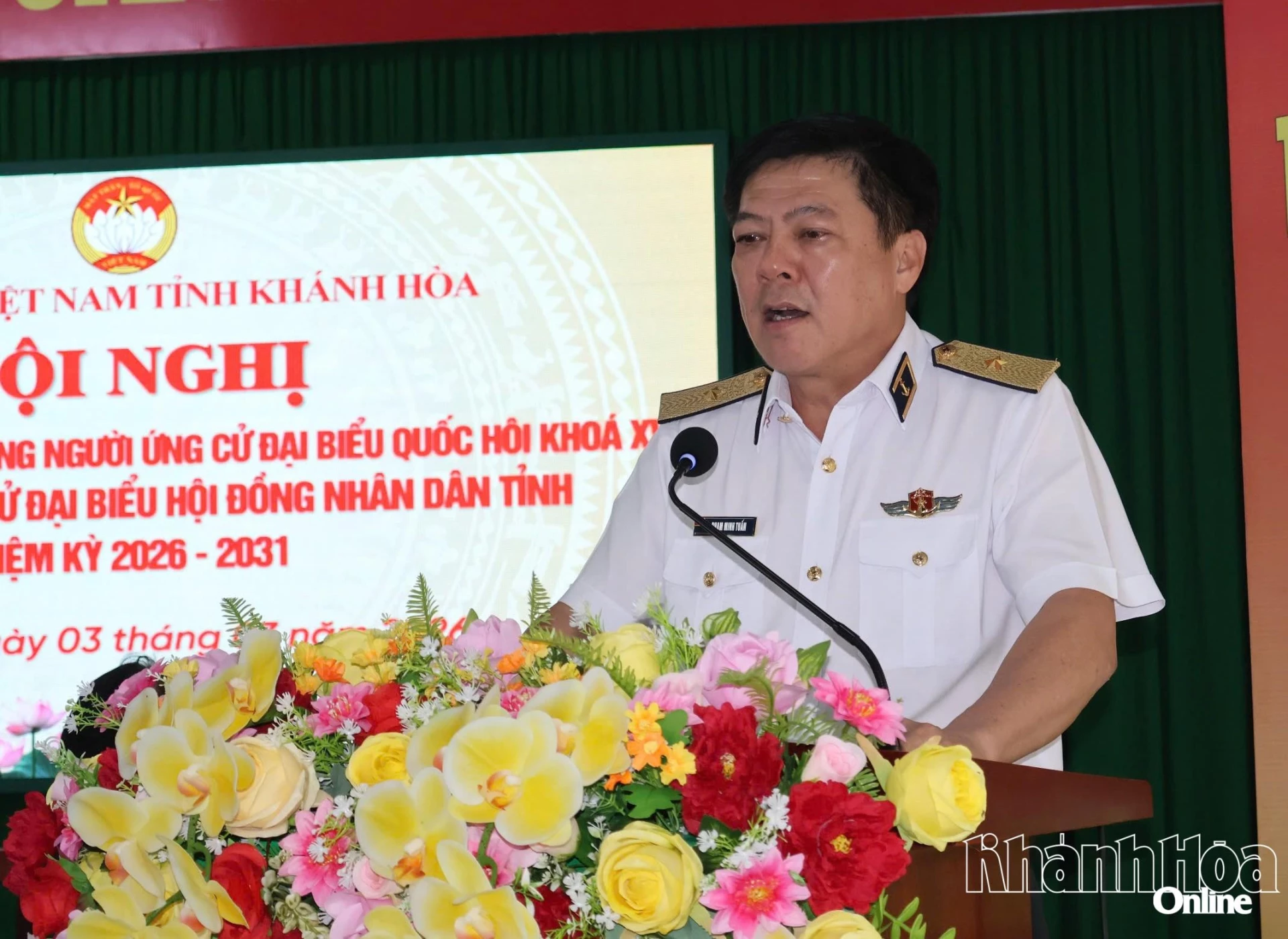 Chuẩn Đô đốc Phạm Minh Tuấn trình bày chương trình hành động trước cử tri.