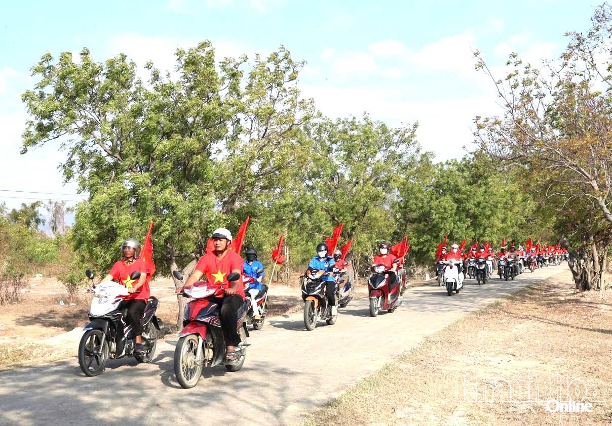 Sau lễ ra quân, các lực lượng xã Phước Hà đã đến các thôn vùng sâu, vùng xa để tuyên truyền bầu cử.