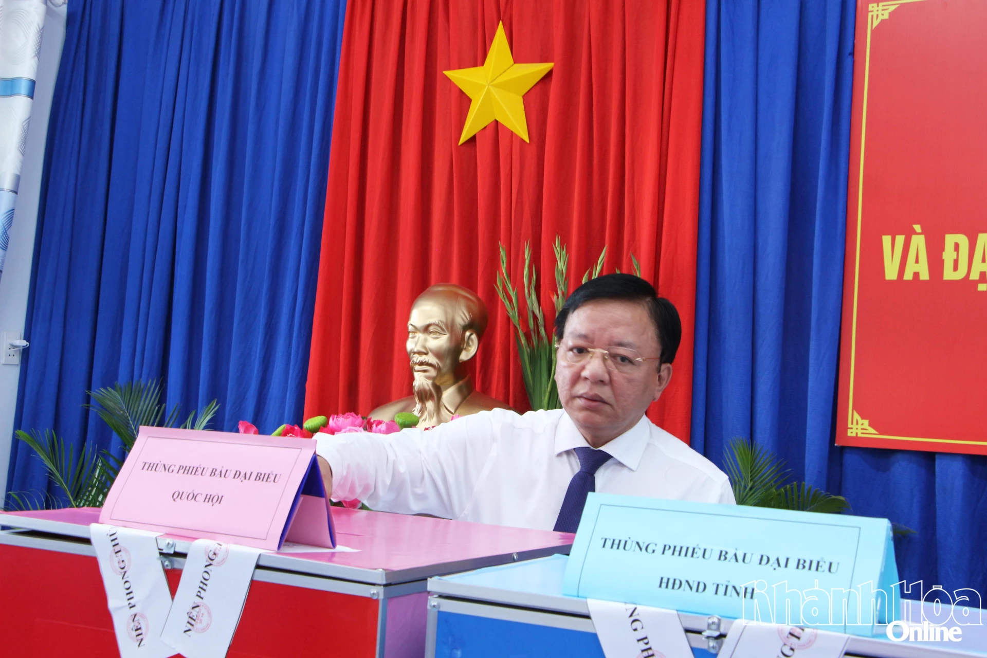 Đồng chí Lê Huyền là cử tri đầu tiên thực hiện bỏ phiếu tại khu vực bỏ phiếu số 14.