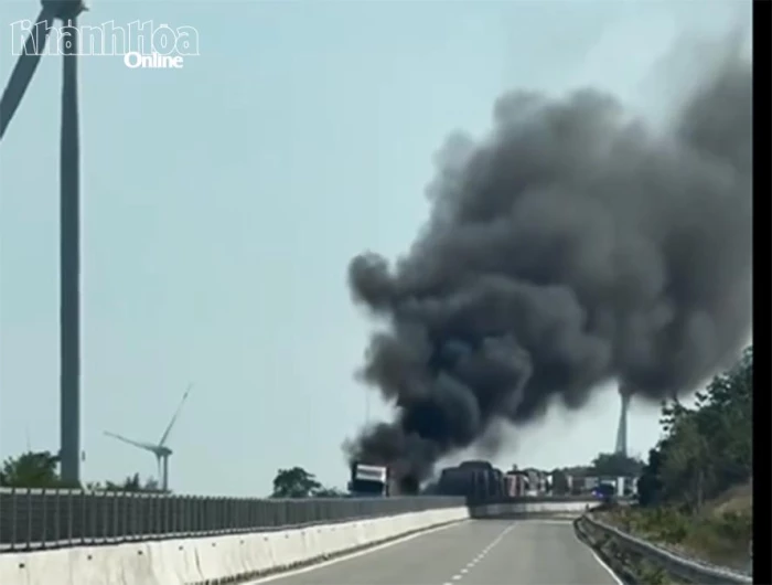 Xe tải đang lưu thông trên đường bộ cao tốc đoạn Cam Lâm - Vĩnh Hảo bất ngờ bốc cháy
