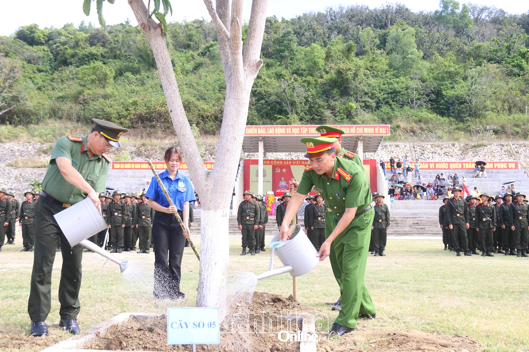 và chăm sóc cây xanh tại Tiểu đoàn 2.