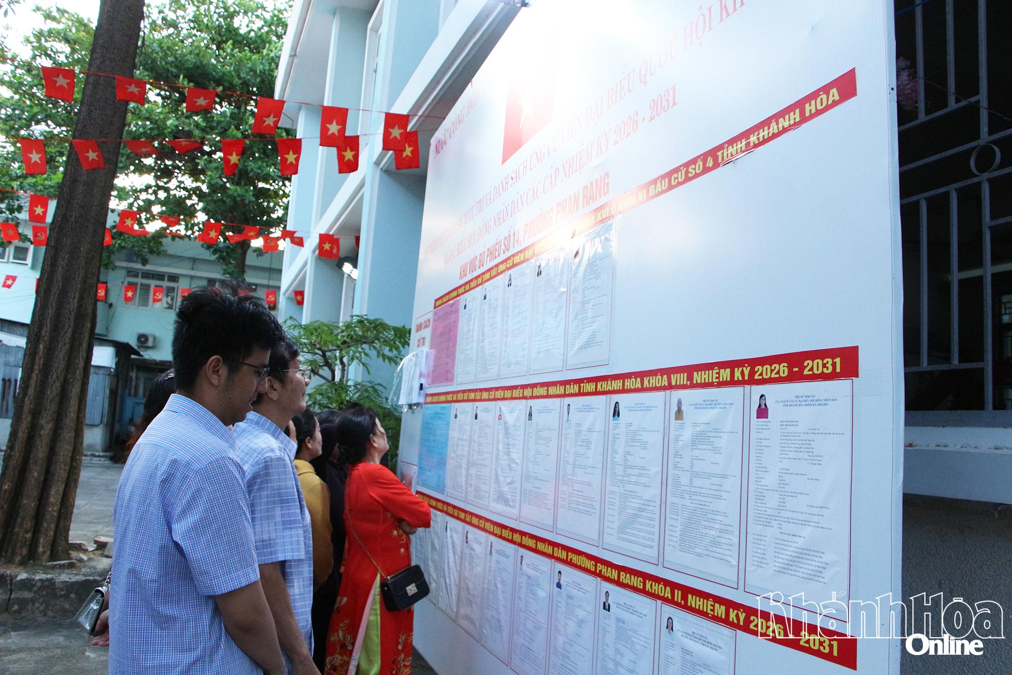 Cử tri tổ dân phố 23 phường Phan Rang tìm hiểu tiểu sử các ứng cử viên trước khi thực hiện bầu cử.