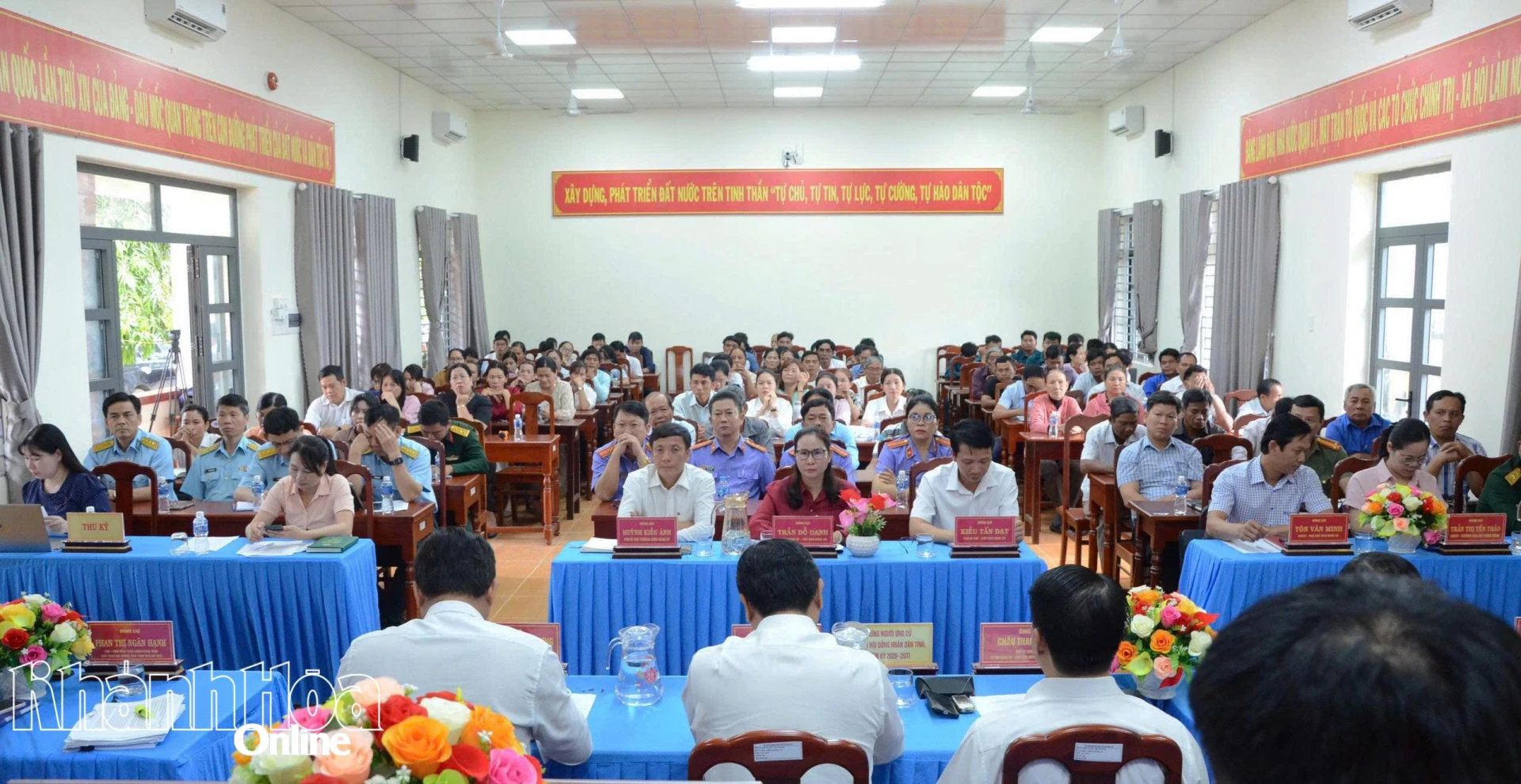 Cử tri xã Phước Hà tham gia hội nghị.