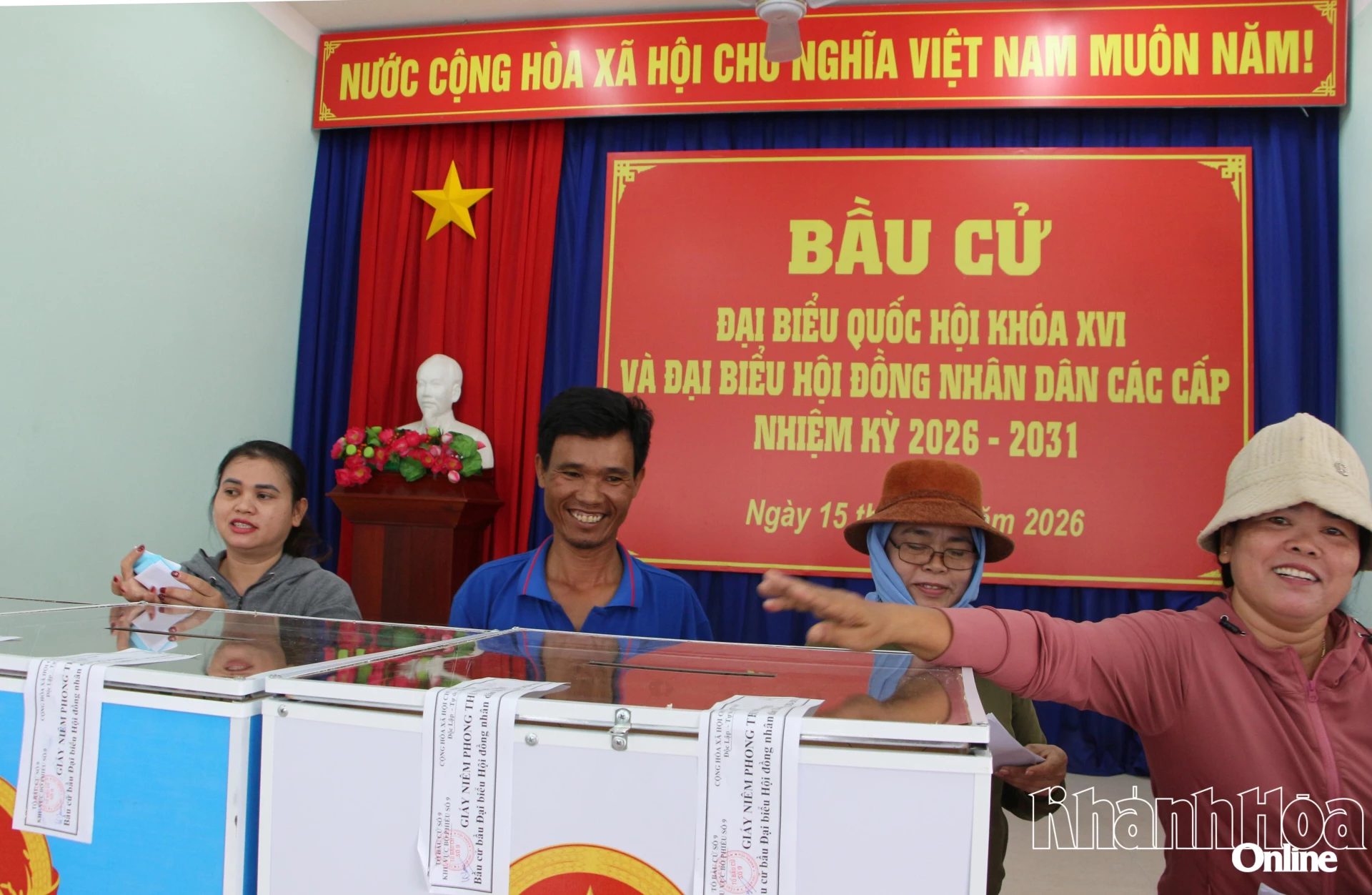 Cử tri xã Xuân Hải phấn khởi, vui mừng trong ngày đi bầu cử.