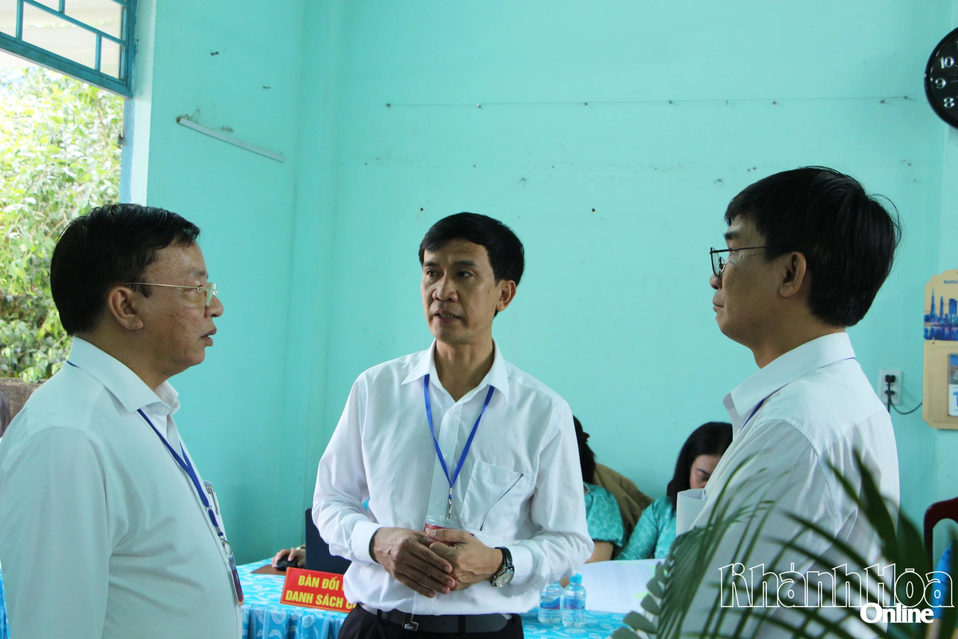 Lãnh đạo phường Đô Vinh báo cáo đồng chí Phó Chủ tịch UBND tỉnh Lê Huyền tiến độ thực hiện bầu cử của địa phương.