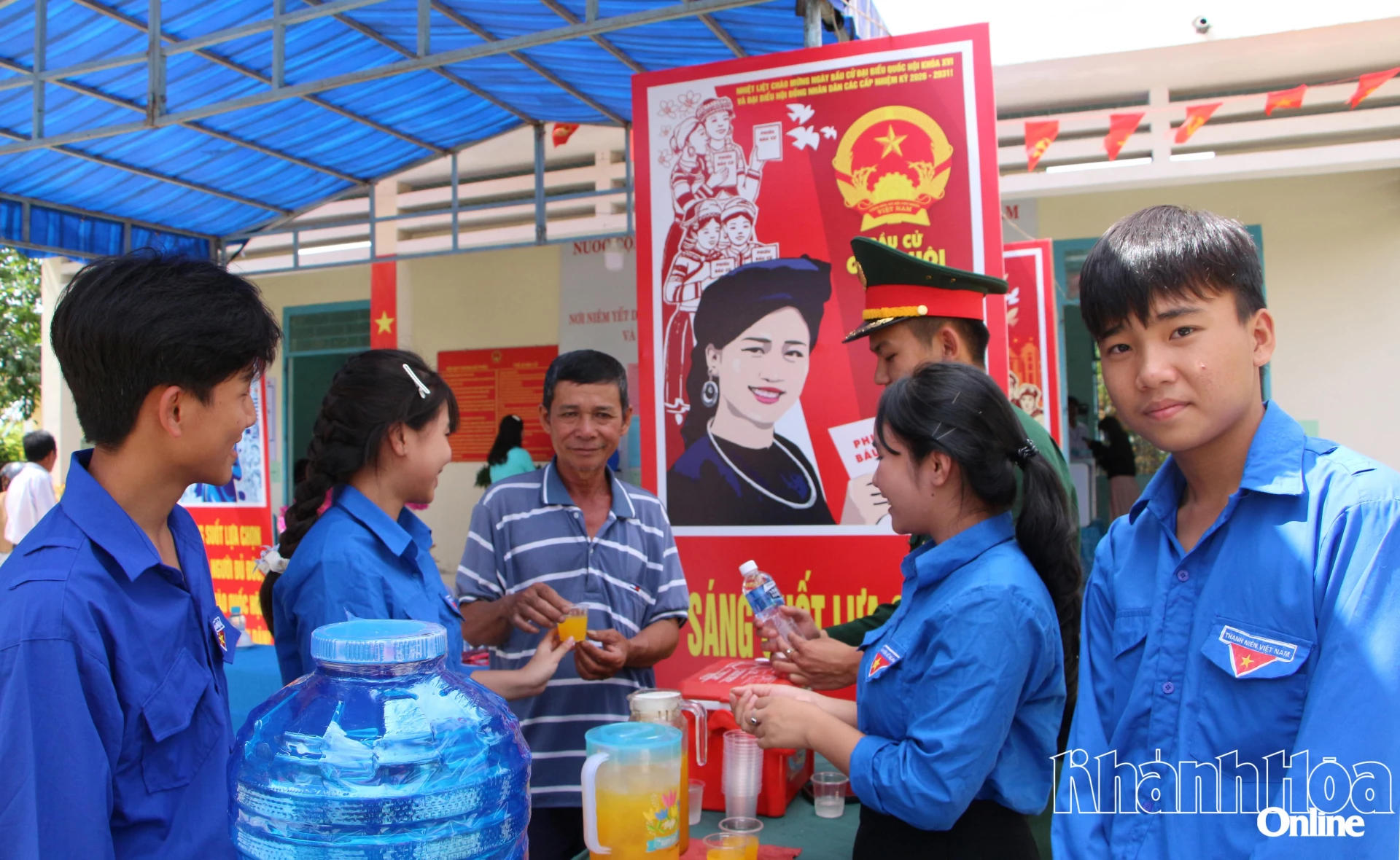 Đoàn viên, thanh niên phường Đô Vinh phục vụ miễn phí nước uống cho cử tri trong ngày bầu cử.