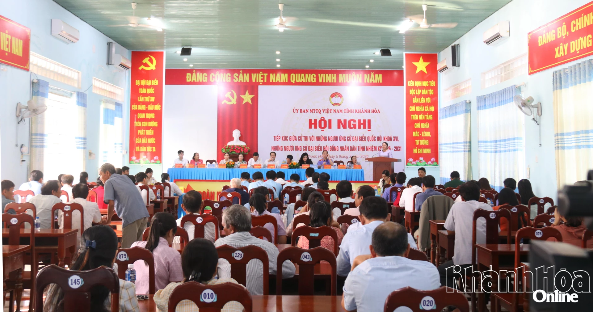 Quang cảnh buổi tiếp xúc.