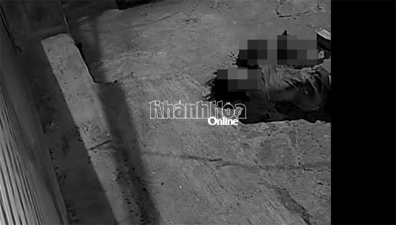 Camera của người dân ghi lại vụ việc người đàn ông tử vong tại vỉa hè đường Lương Định Của lúc rạng sáng.
