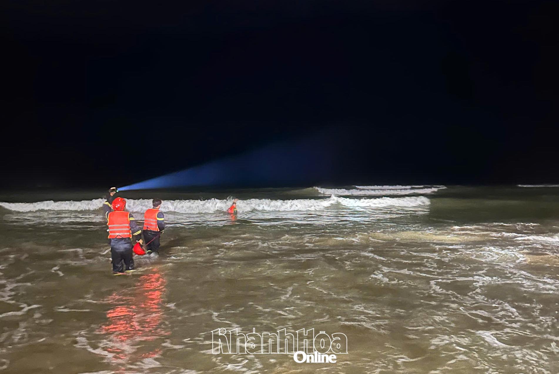 Khẩn trương tìm kiếm nam thanh niên tắm biển bị sóng cuốn mất tích - Báo Khánh Hòa